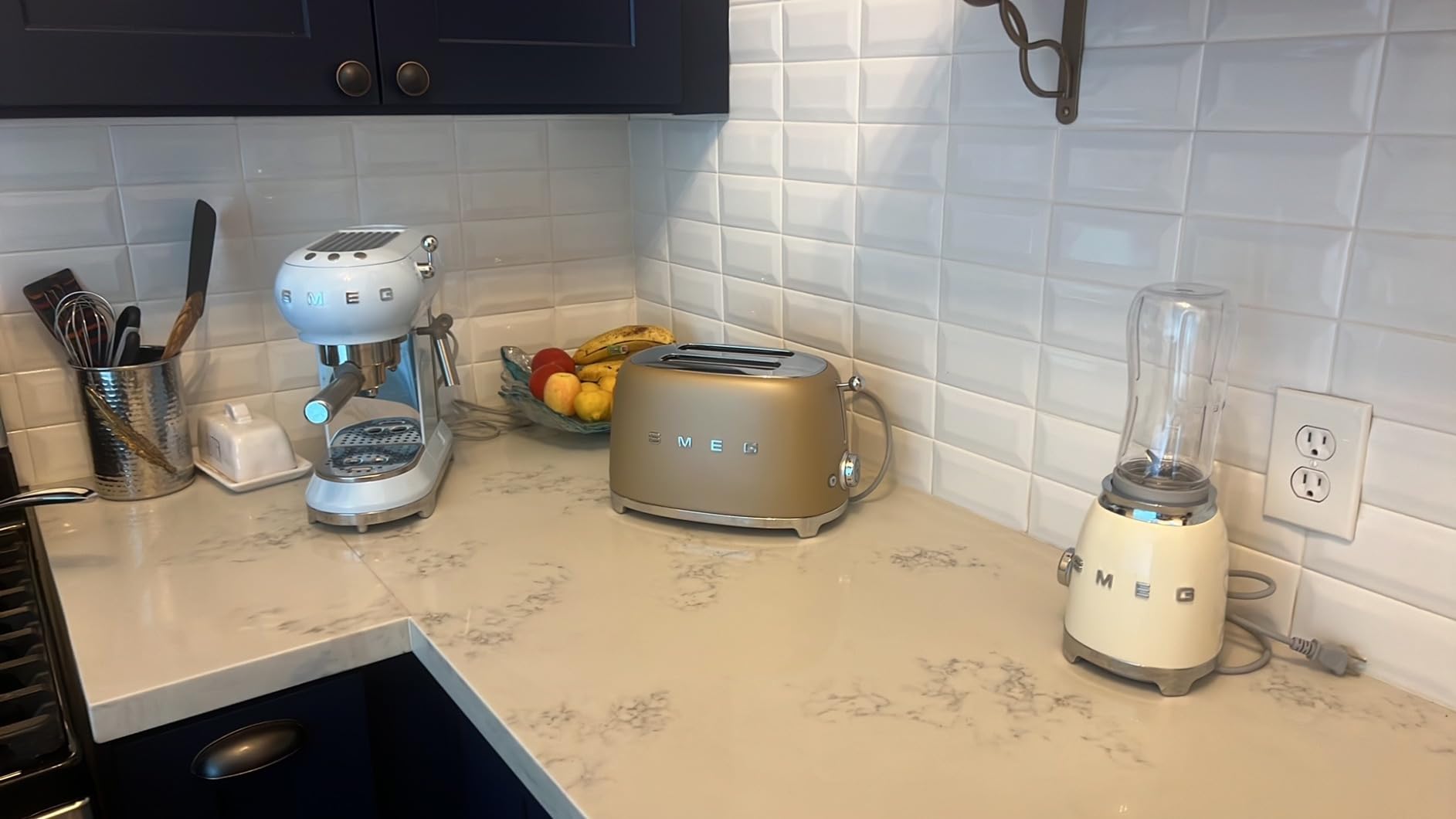 SMEG 50's Retro Style Personal Blender with Backlit Knob and Two 600 ML BPA Free bottles Customer Review SMEG 50's Retro Style Personal Blender with Backlit Knob and Two 600 ML BPA Free bottles - Customer Photo 2