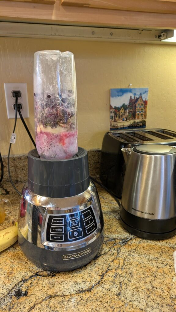 Black+Decker Quiet Blender with 6-Cup Cyclone Glass Jar, 3 Speeds + 3 Functions & Serrated Blade Technology for Faster Blending, Pulse Button and 24-oz Personal Jar, 900W - Customer Photo 1