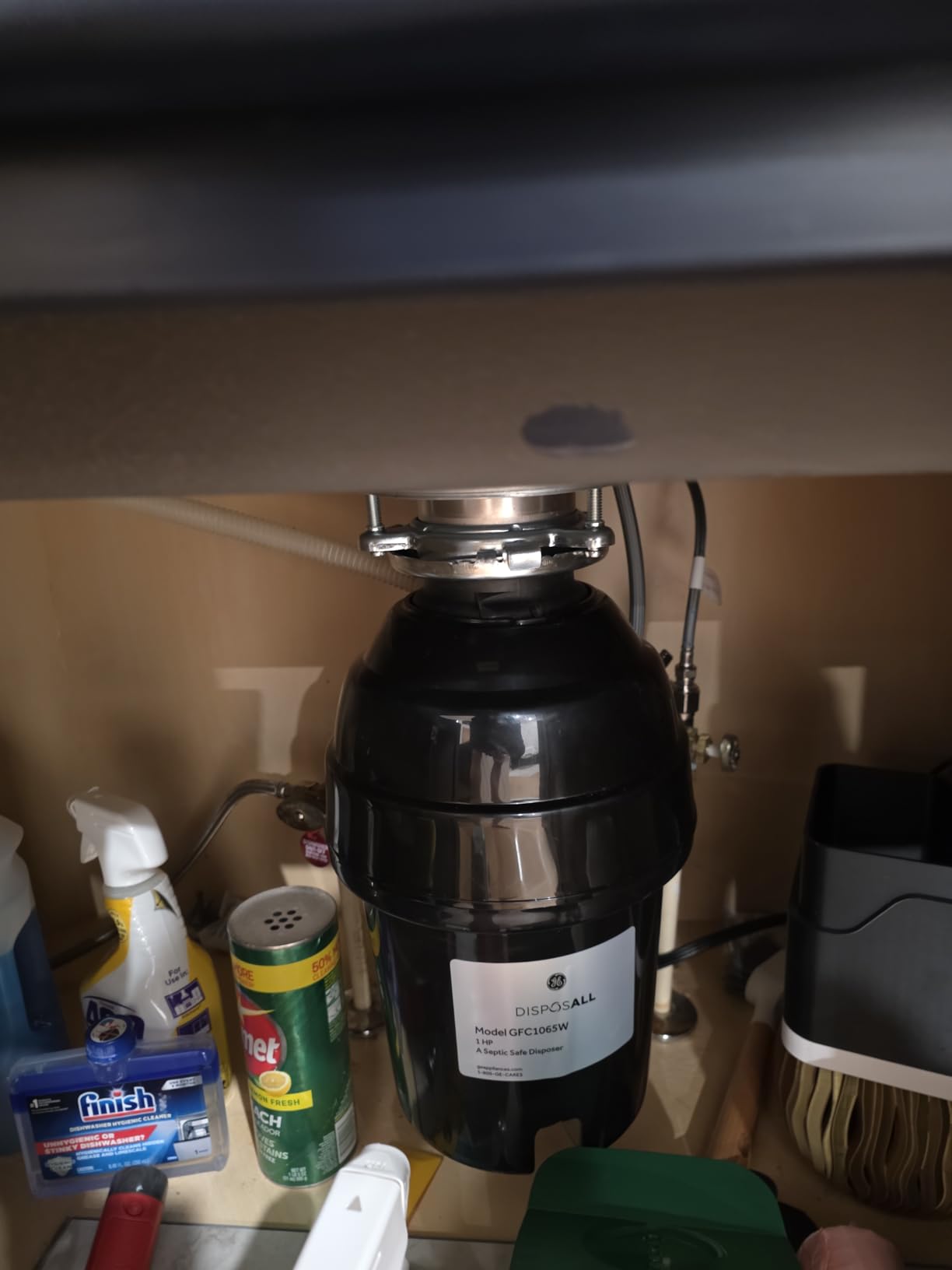 GE Disposall Continuous Feed 1 HP Motor Garbage Disposer, Good for Grinding: Cooked Meat, Beans, & Seeds, Universal 3 Bolt Install & Power Cord Included, Recommended Families of 4 or More, GFC1065W - Customer Photo 0