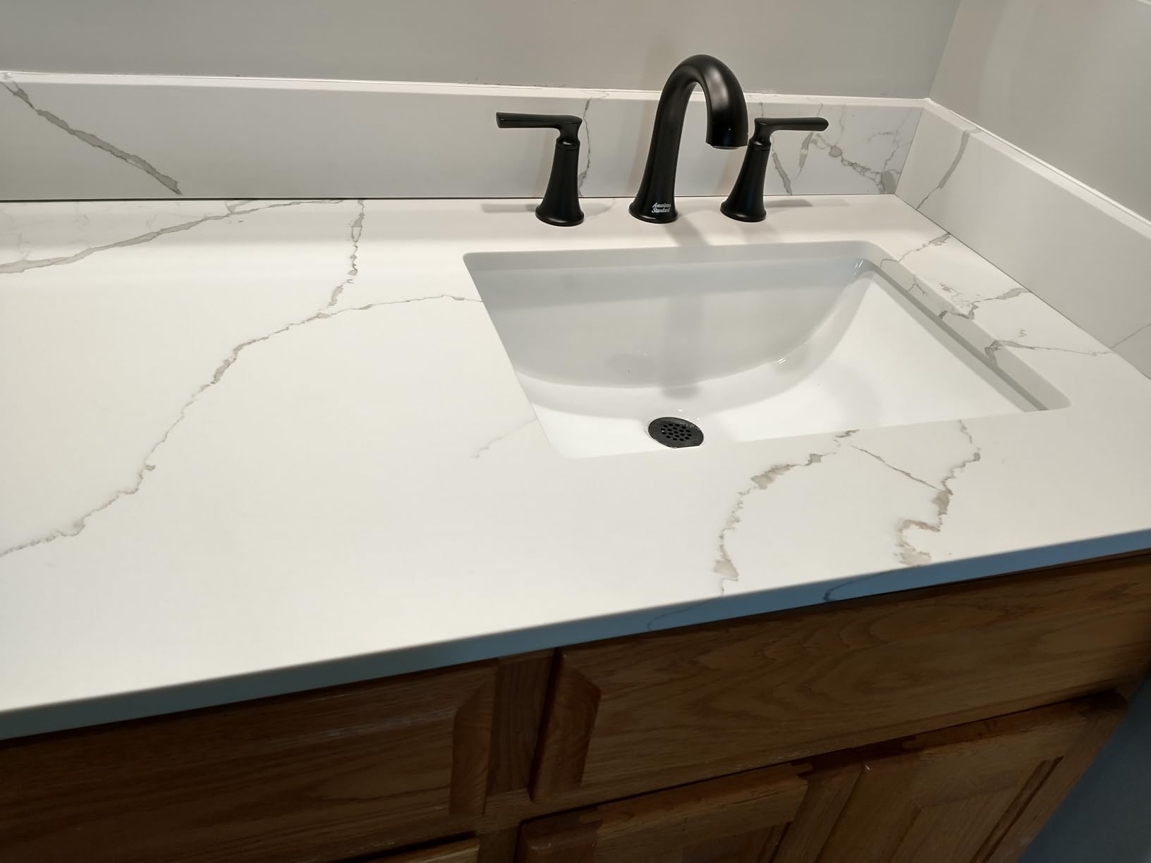 30 in.W x 22 in.D Quartz Calacatta River Vanity Top,with Undermount Middle Sink Vanity Top,with One Sidesplash & One Backsplash,Single Faucet Hole Spread Bathroom Vanity Sink Countertop Customer Review 30 in.W x 22 in.D Quartz Calacatta River Vanity Top,with Undermount Middle Sink Vanity Top,with One Sidesplash & One Backsplash,Single Faucet Hole Spread Bathroom Vanity Sink Countertop - Customer Photo 1