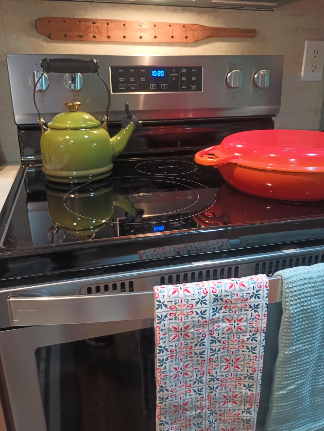 Le Creuset Enamel on Steel Demi Tea Kettle with Gold Finishes, 1.25 qt., Olive - Customer Photo 1