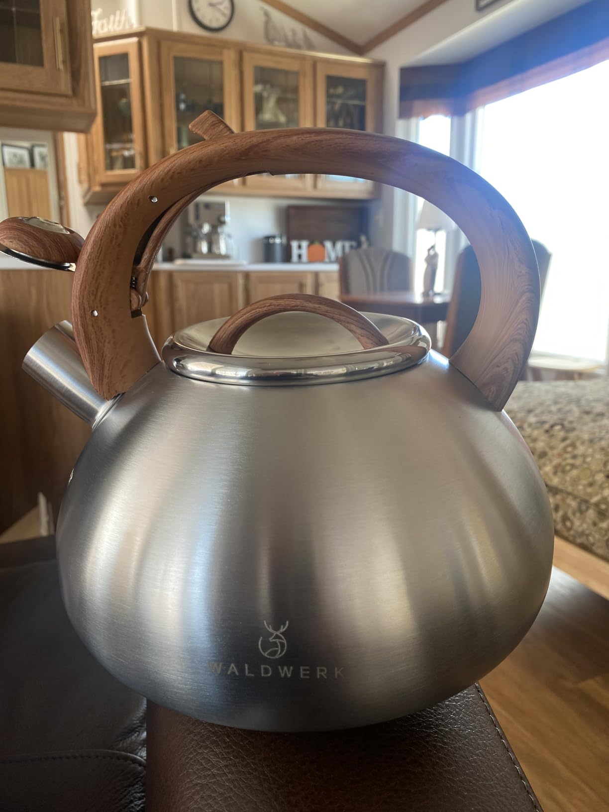 WALDWERK Tea Kettle Stovetop (2.4 Quart) - Teapot for Stovetop - also for Induction and Gas Stoves - Stainless Steel Tea Kettle - Whistling Tea Kettle for Stove Top - Customer Photo 1