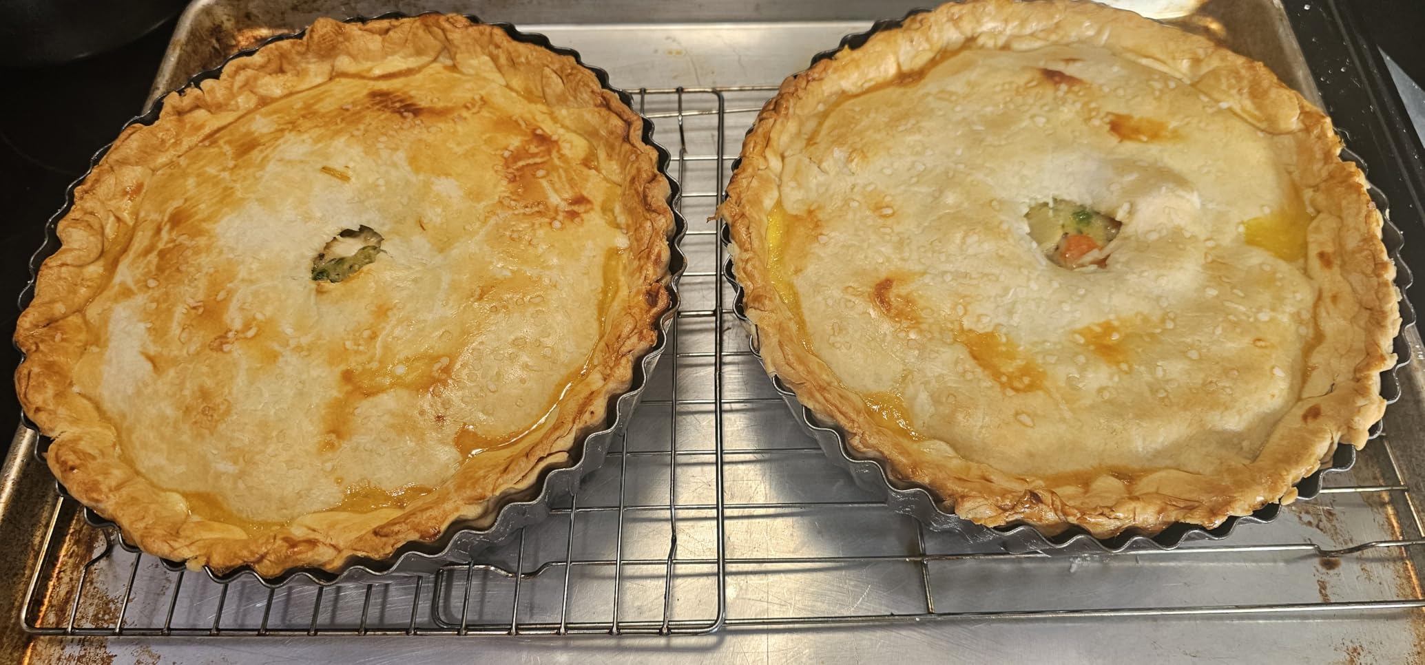 2 Pack 9.5 inches Pie Pan with Removable Bottom for Baking, Deep Quiche Tart Pan Non Stick for Oven, Fluted Pie Dish Plate Tin for Apple, Pot Pies, Cheesecakes and Desserts customer photo 1