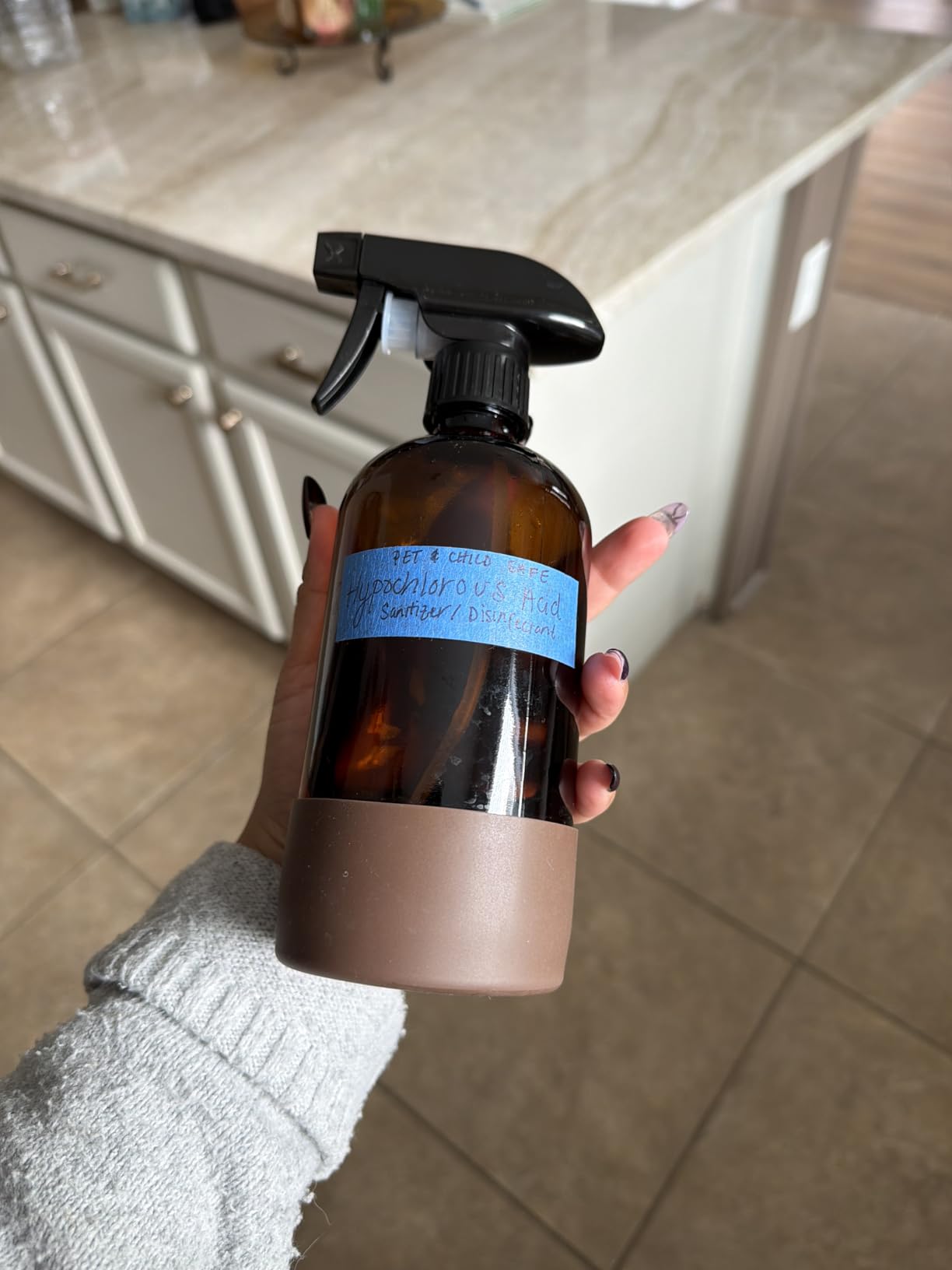 Glass Spray Bottle with Silicone Sleeve Protection, Amber Glass Spray Bottle Set for Window Cleaner Aromatherapy Facial Hydration Watering Flowers Hair Care 2 Pack/16 oz (Black & Brown) - Customer Photo 3