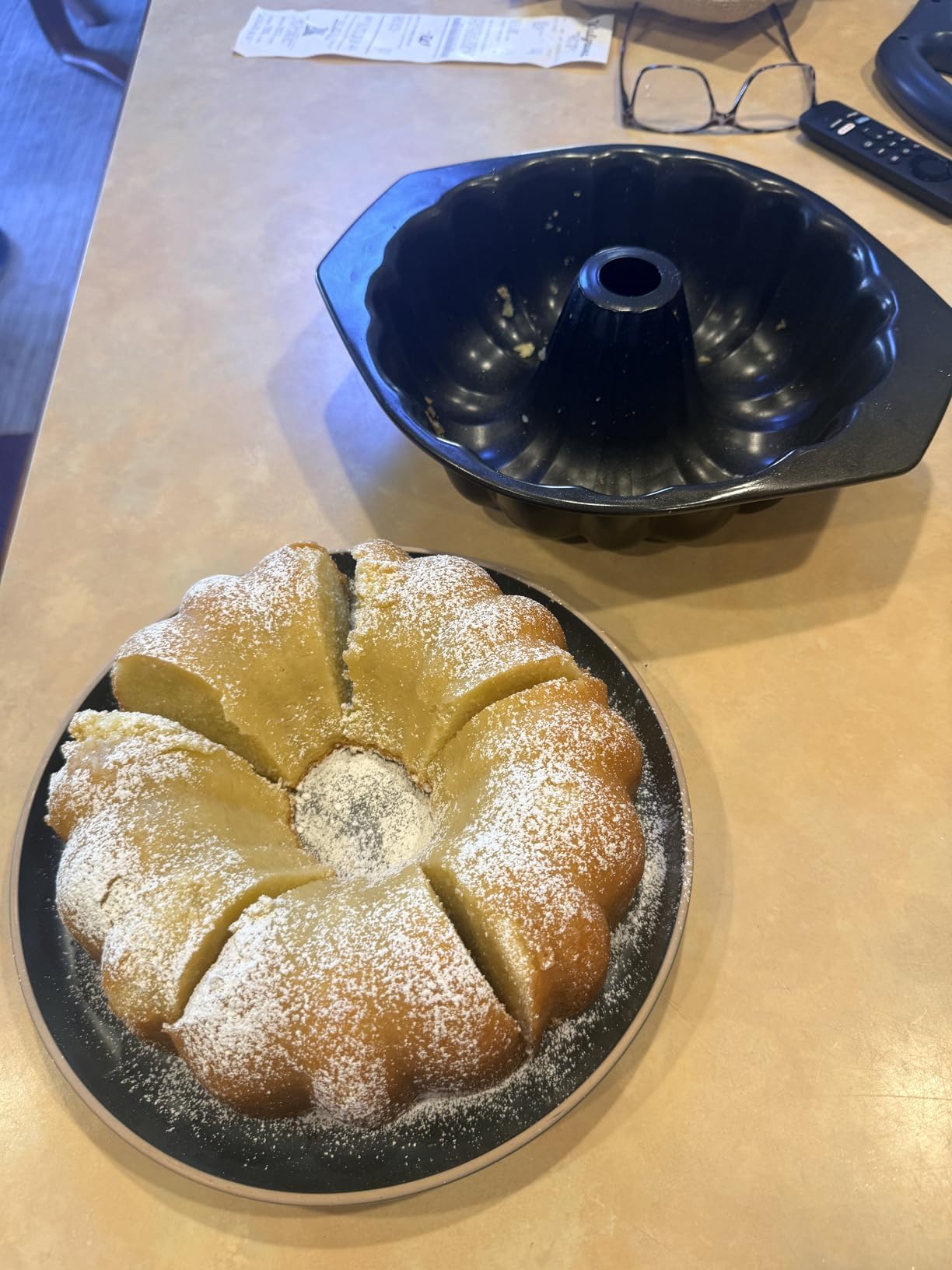 Amazon Basics Nonstick Bundt Pan, Dishwasher and Oven-Safe, 10 inch, Black customer photo 1