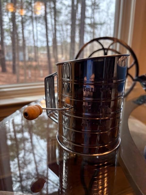 Amazon Basics Stainless Steel Flour Sifter, 3 Cup Capacity for Fine or Coarse Flour, Dishwasher-Safe customer photo 1
