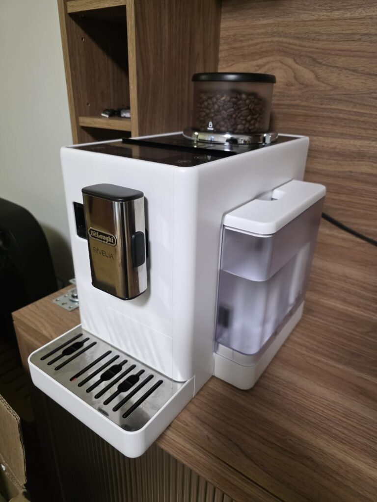 De'Longhi Rivelia Automatic Espresso Machine with Grinder & Milk Frother – All-in-One Coffee Maker, Hot & Iced Latte, Cappuccino, Bean Switch System, Burr Grinder, Compact Italian Design, Black - Customer Photo 1