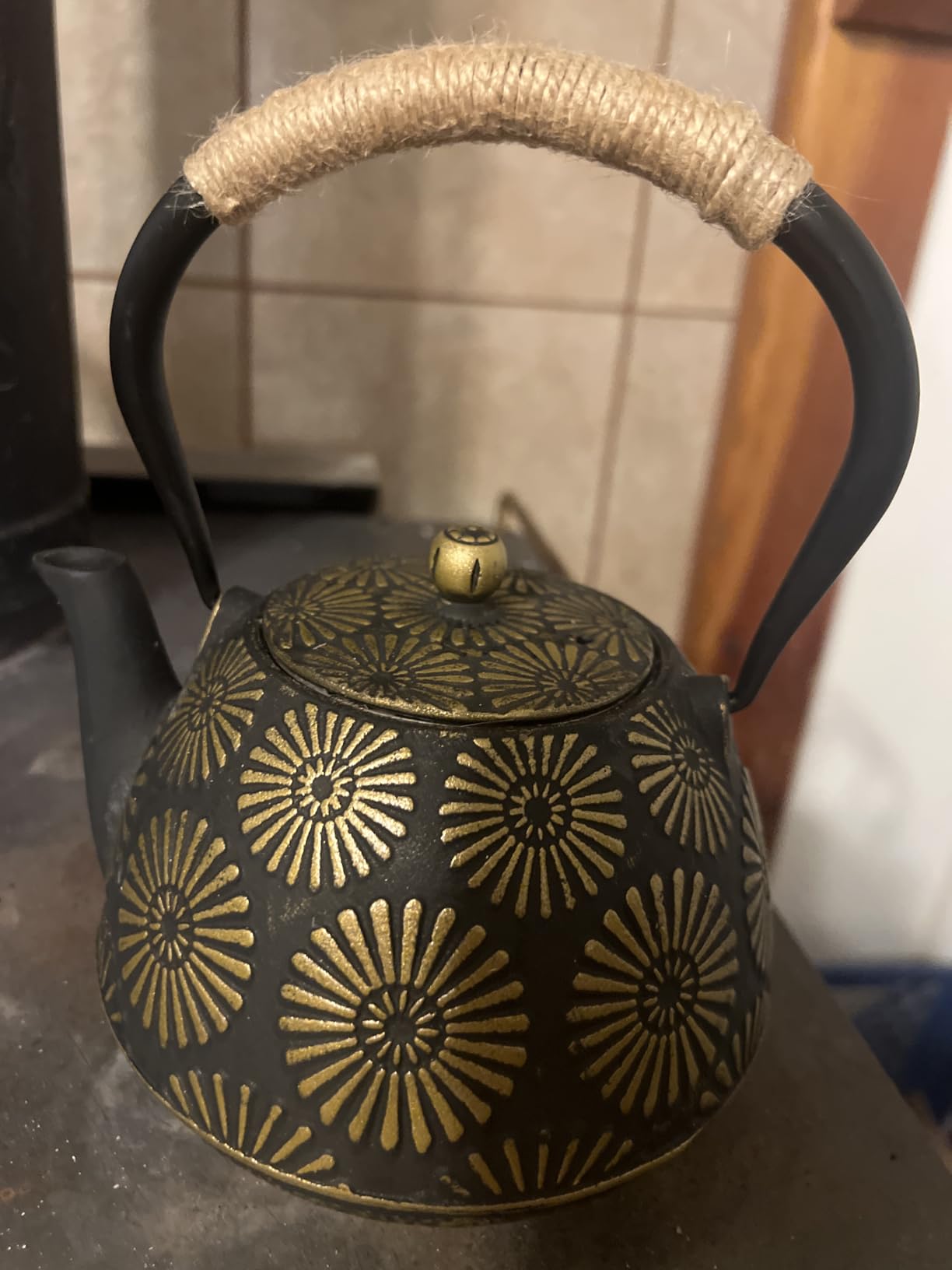 Japanese Tetsubin Cast Iron Teapot, 40oz (1200ml) Enamel-Coated Stovetop Kettle with Stainless Steel Infuser & Heat-Resistant Handle, Traditional Iron Pot for Tea Ceremony (Black Gold) - Customer Photo 1