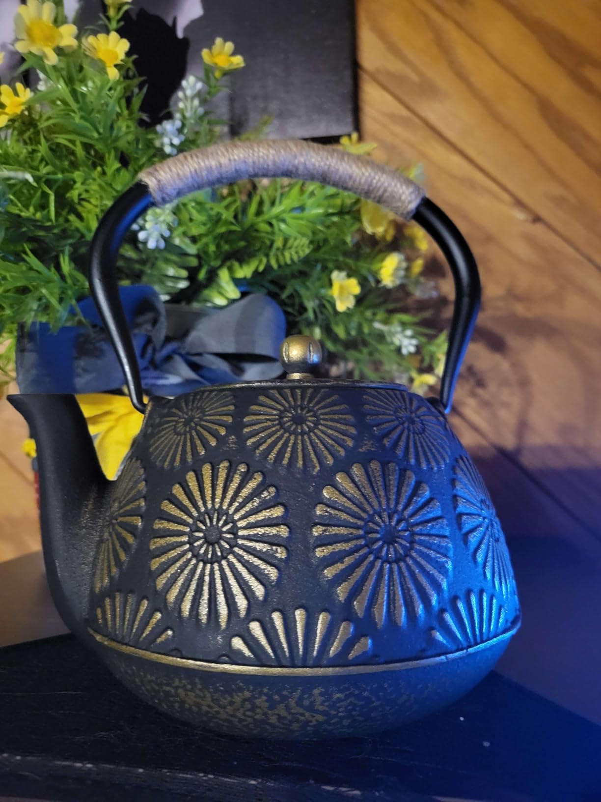 Japanese Tetsubin Cast Iron Teapot, 40oz (1200ml) Enamel-Coated Stovetop Kettle with Stainless Steel Infuser & Heat-Resistant Handle, Traditional Iron Pot for Tea Ceremony (Black Gold) - Customer Photo 3
