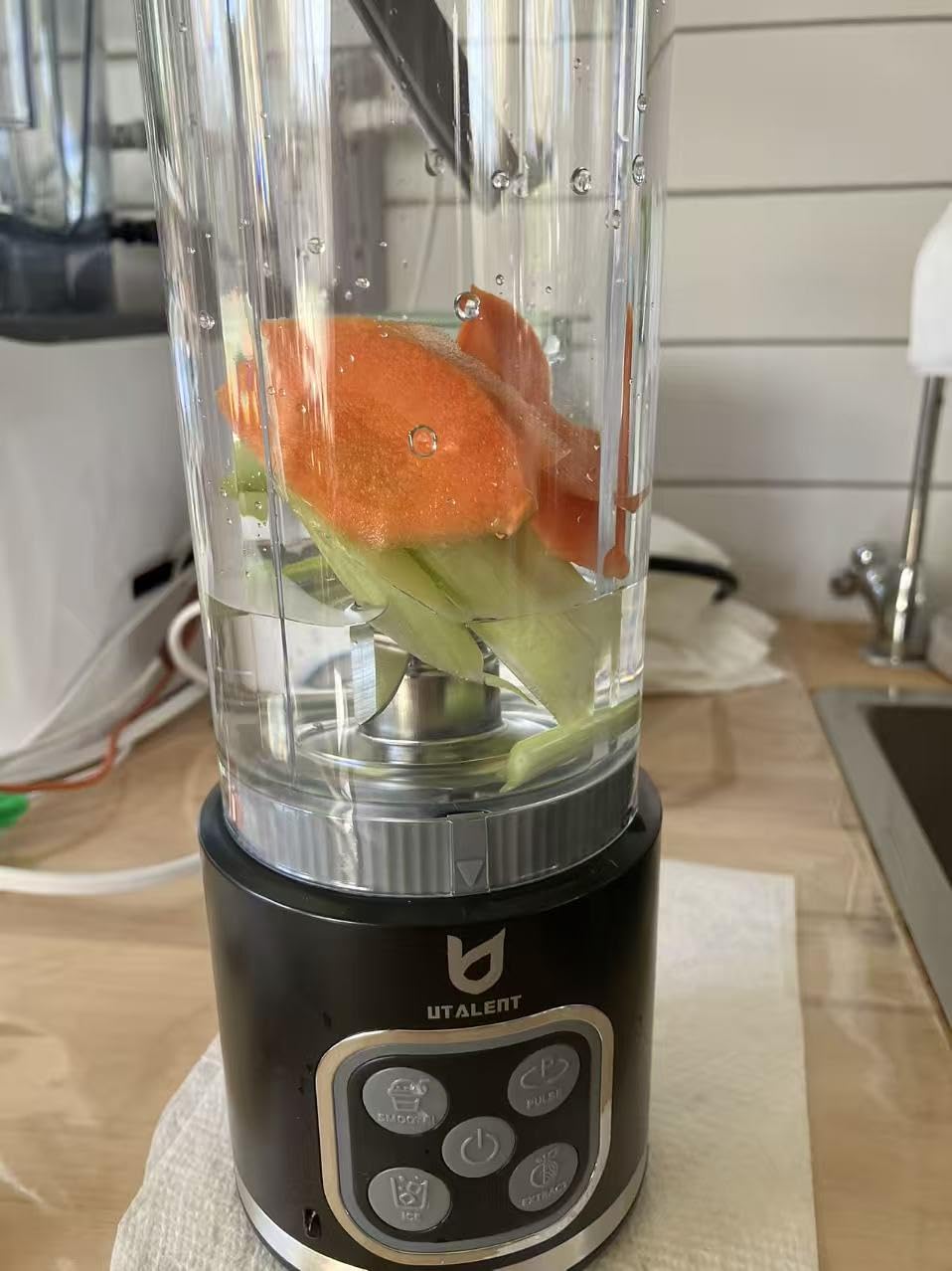 UTALENT Cordless Portable Blender, 25 oz removable Vessel, Powerful Personal Blender, For-Smoothies, Ice Crush, 4 Programs, Leakproof-Lid & Sip Spout, USB-C Rechargeable, Dishwasher Safe Parts, Black Customer Review UTALENT Cordless Portable Blender, 25 oz removable Vessel, Powerful Personal Blender, For-Smoothies, Ice Crush, 4 Programs, Leakproof-Lid & Sip Spout, USB-C Rechargeable, Dishwasher Safe Parts, Black - Customer Photo 1