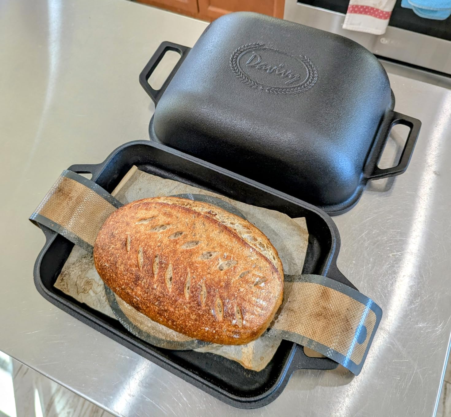 Davivy 5.5QT Cast Iron Sourdough Bread Pan with Silicone Oven Mitts, Enameled Cast Iron Bread Cloche, 10