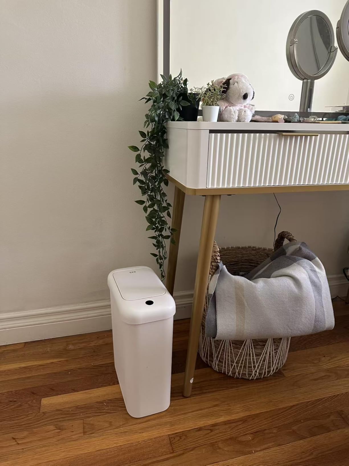 EKO Brio 10L/2.6 Gallon Motion Sensor Trash Can, Automatic Touchless Bathroom Garbage Bin, Waterproof Smart Trash Can for Kitchen, Bedroom, and Office, White - Customer Photo 2