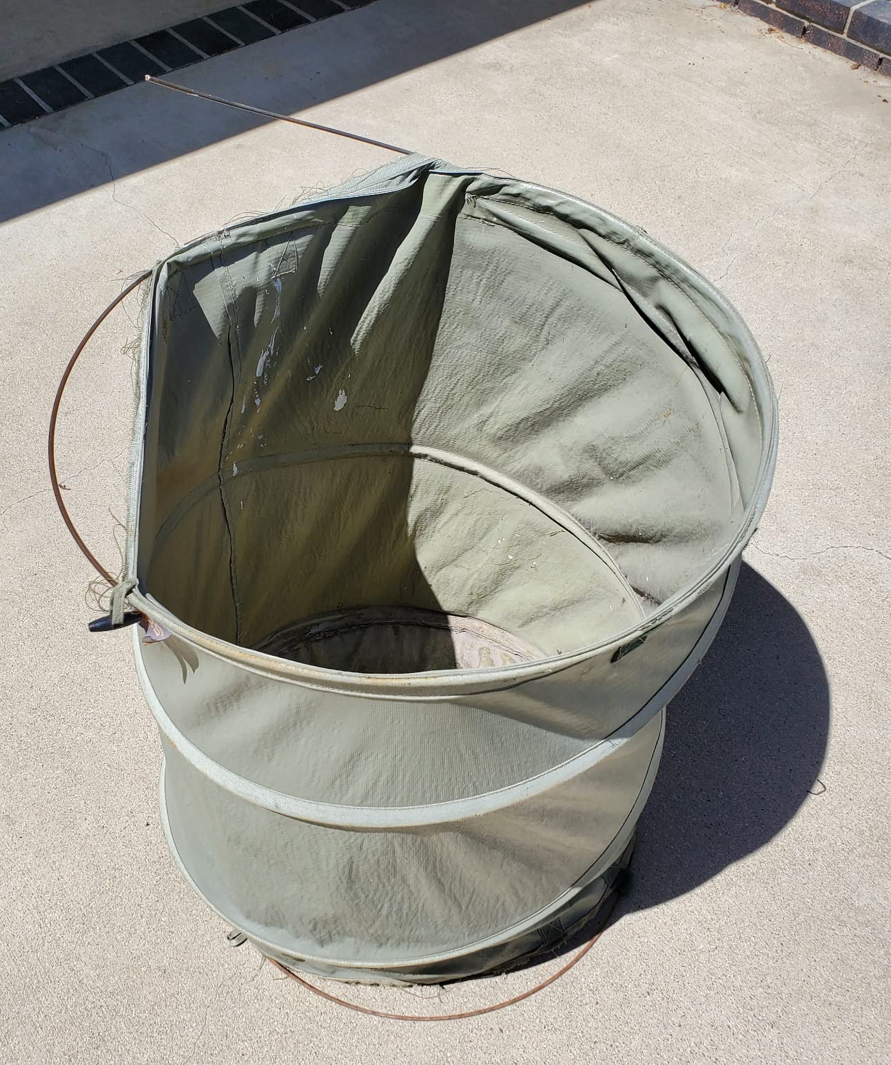 Fiskars Kangaroo Collapsible Spring Up Garden Bag for Yard Waste, Grass, Branches & Weeds, Tear & Mildew Resistant Vinyl-Coated Polyester, Folds Flat to 3 Inches for Space-Saving Storage, 30 Gallon customer photo 1