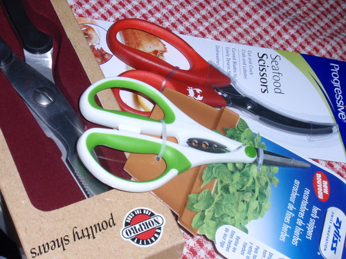 Zyliss Heavy Duty Home & Kitchen Herb Shears Scissors with Innovative Stem Stripper, Versatile Kitchen Shears for Trimming Weeds, Flower Buds & More - White/Green - 8.5 x 4.2 x 0.4 inches customer photo 1