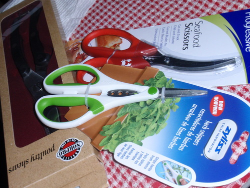 Zyliss Heavy Duty Home & Kitchen Herb Shears Scissors with Innovative Stem Stripper, Versatile Kitchen Shears for Trimming Weeds, Flower Buds & More - White/Green - 8.5 x 4.2 x 0.4 inches customer photo 2