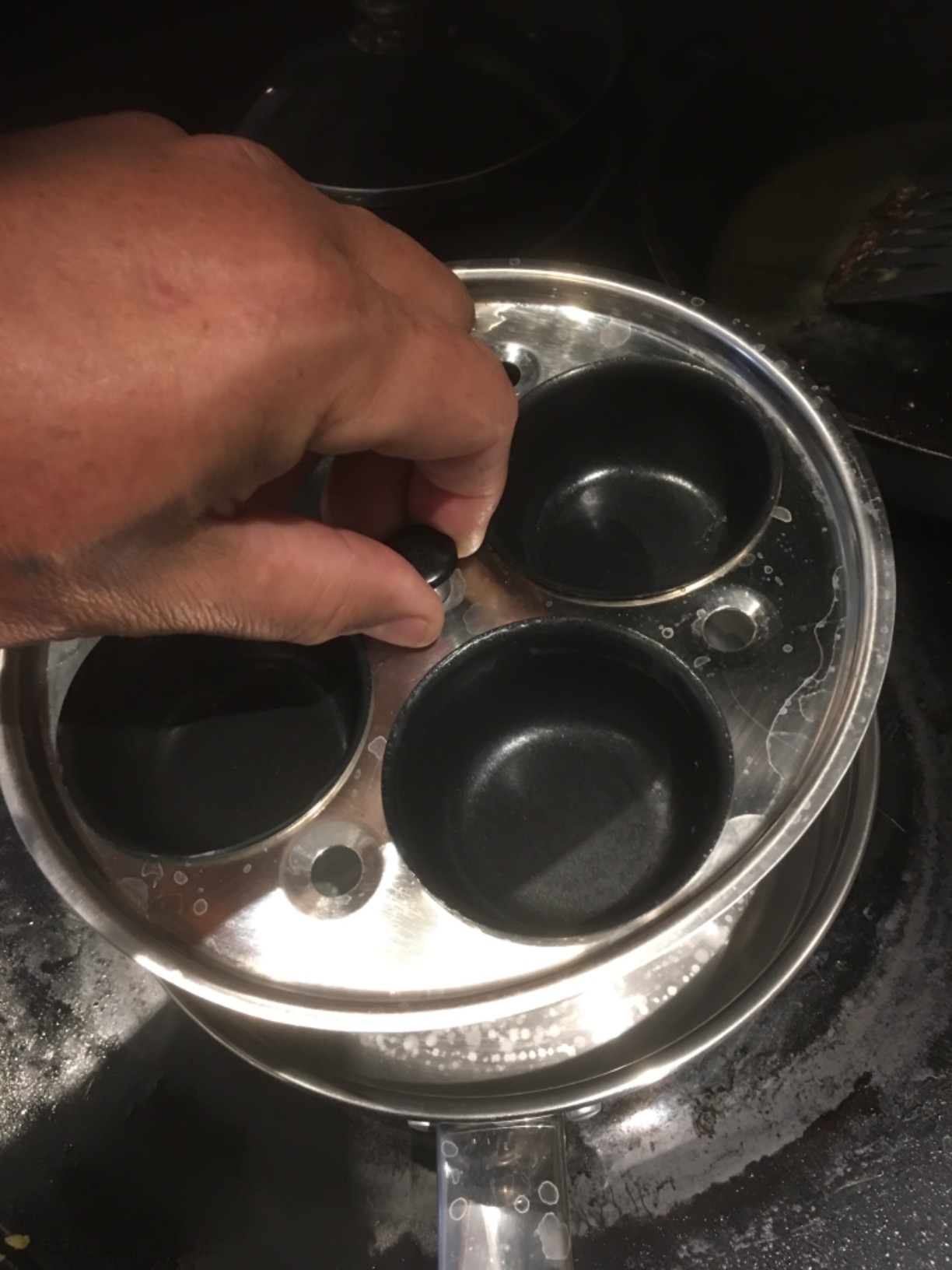 EXCELSTEEL Non Stick Easy Use Rust Resistant Home Kitchen Breakfast Brunch Induction Cooktop Egg Poacher, 4 Cups, 18/10 Stainless Steel customer photo 1