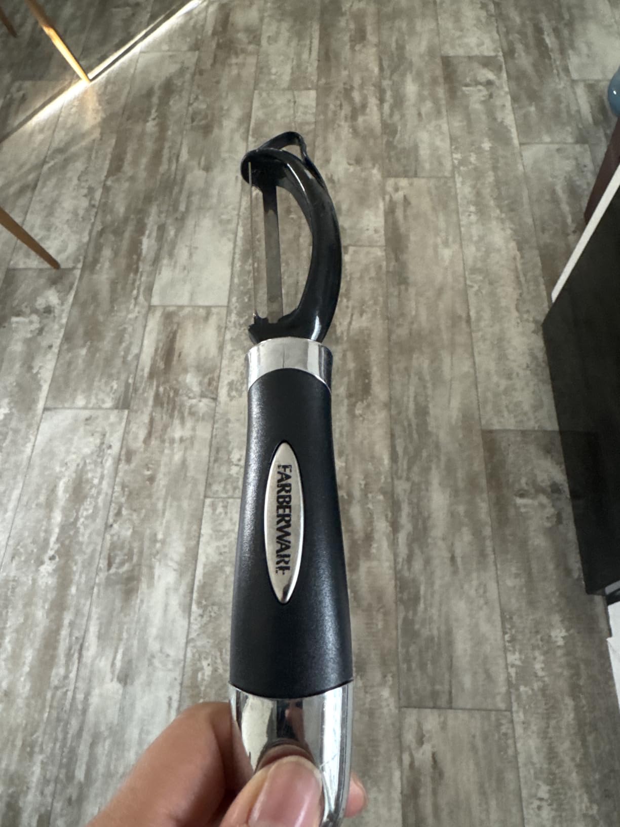 Farberware Pro2 Vegetable Peeler, Euro Peeler with Razor-Sharp Stainless Steel Blade, Swivel Peeler for Potatoes, Fruits, and Vegetables, Built-In Bud Remover, Dishwasher Safe customer photo 2