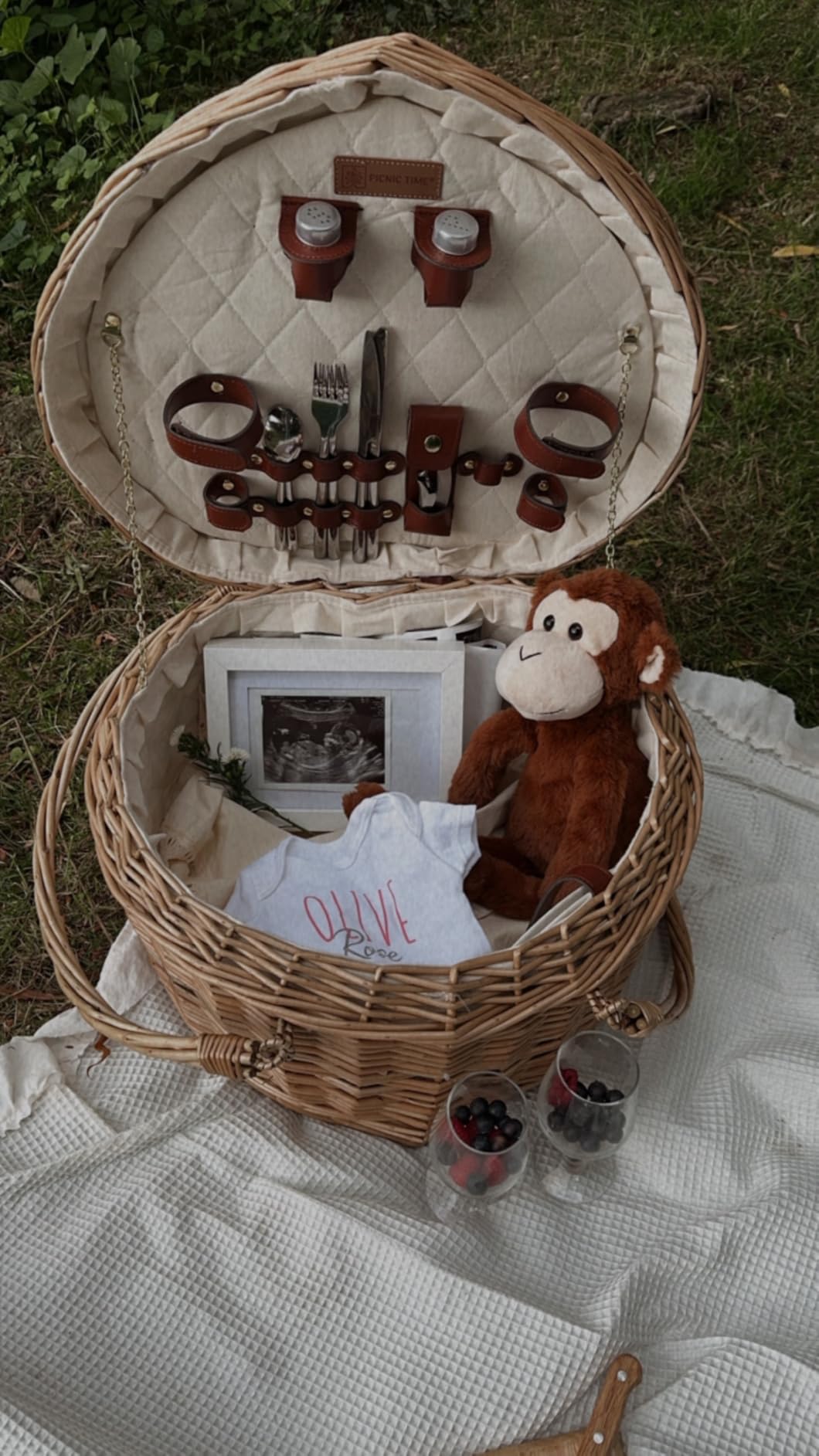 PICNIC TIME Heart Picnic Basket for 2, Wicker Basket with Handle, Complete Deluxe Service for Two, Handwoven Willow Construction customer photo 1