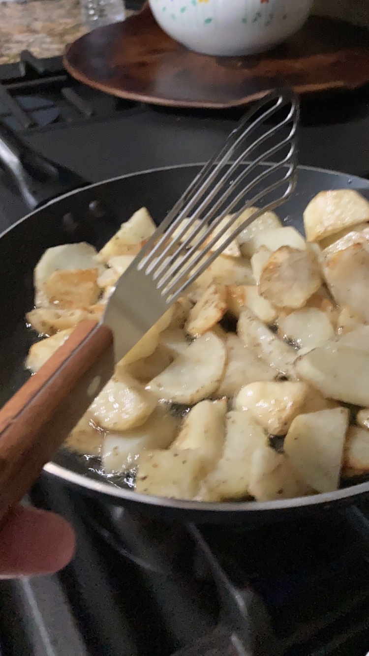 New Star Foodservice 43068 Wood Handle Fish Spatula, 6.5