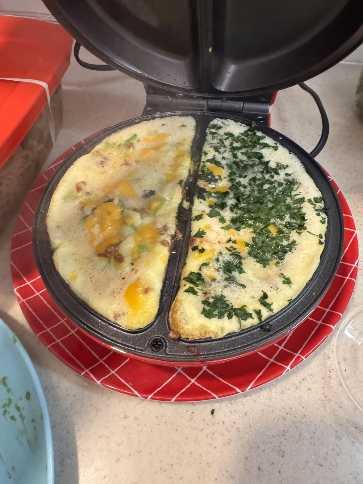 Holstein Housewares Stainless Steel 2 Section Omelet & Frittata Maker, Non Stick Coating, Easy To Clean, Indicator Lights, Compact Storage, Prepare Versatile Recipes in Minutes. 2 Portions, Black customer photo 2