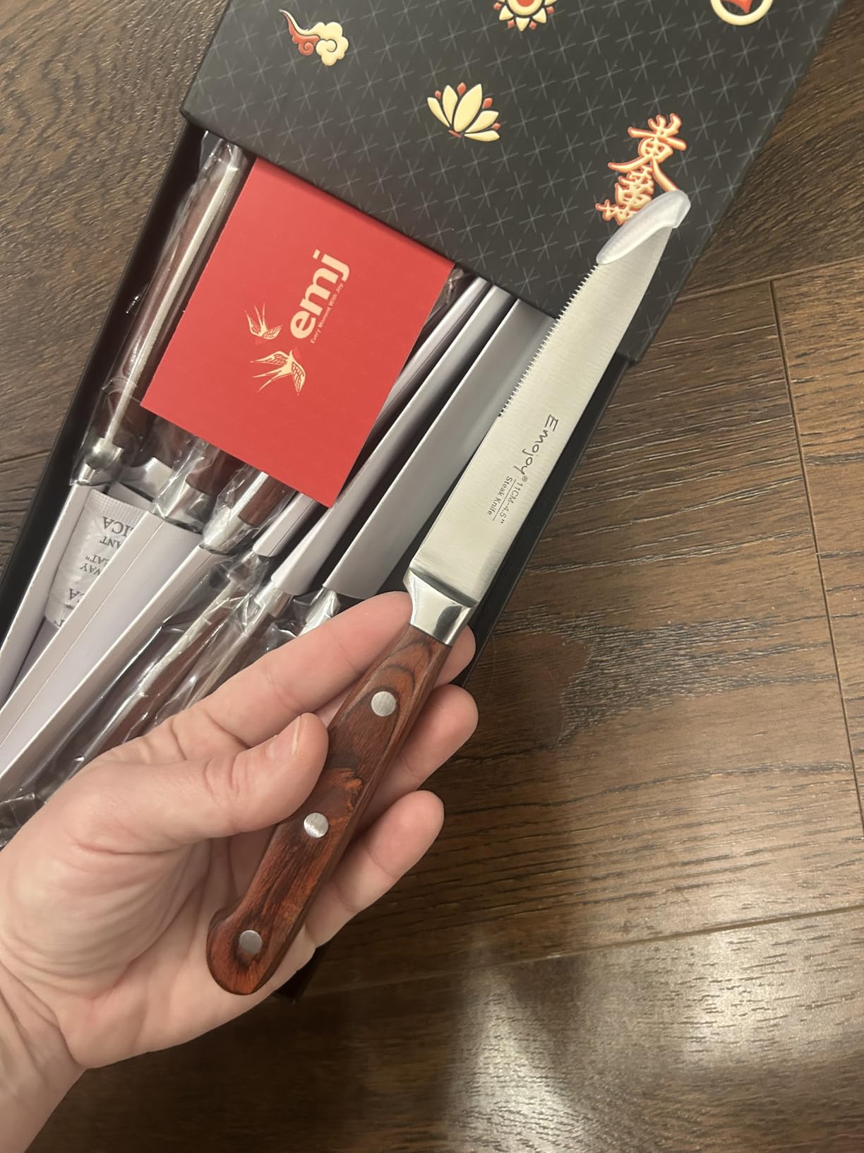Emojoy Steak Knives, Steak Knife Set of 8, Highly Resistant and Durable German Stainless Steel Serrated Steak Knives with Gift Box customer photo 2
