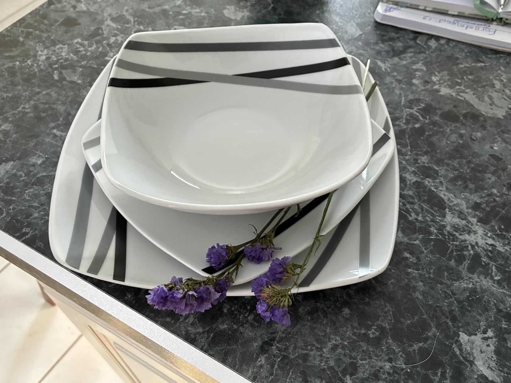 Amazon Basics 18 Piece Kitchen Dinnerware Set, Dishwasher and Microwave Safe, Square Plates, Bowls, Service for 6, Modern Beams customer photo 1