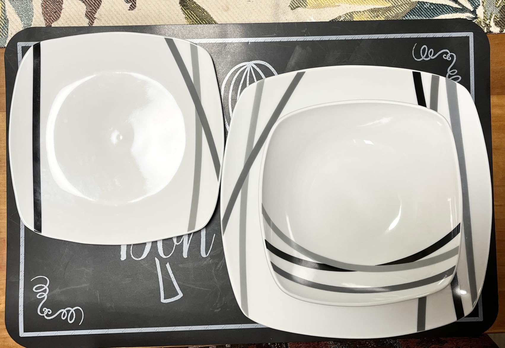 Amazon Basics 18 Piece Kitchen Dinnerware Set, Dishwasher and Microwave Safe, Square Plates, Bowls, Service for 6, Modern Beams customer photo 2