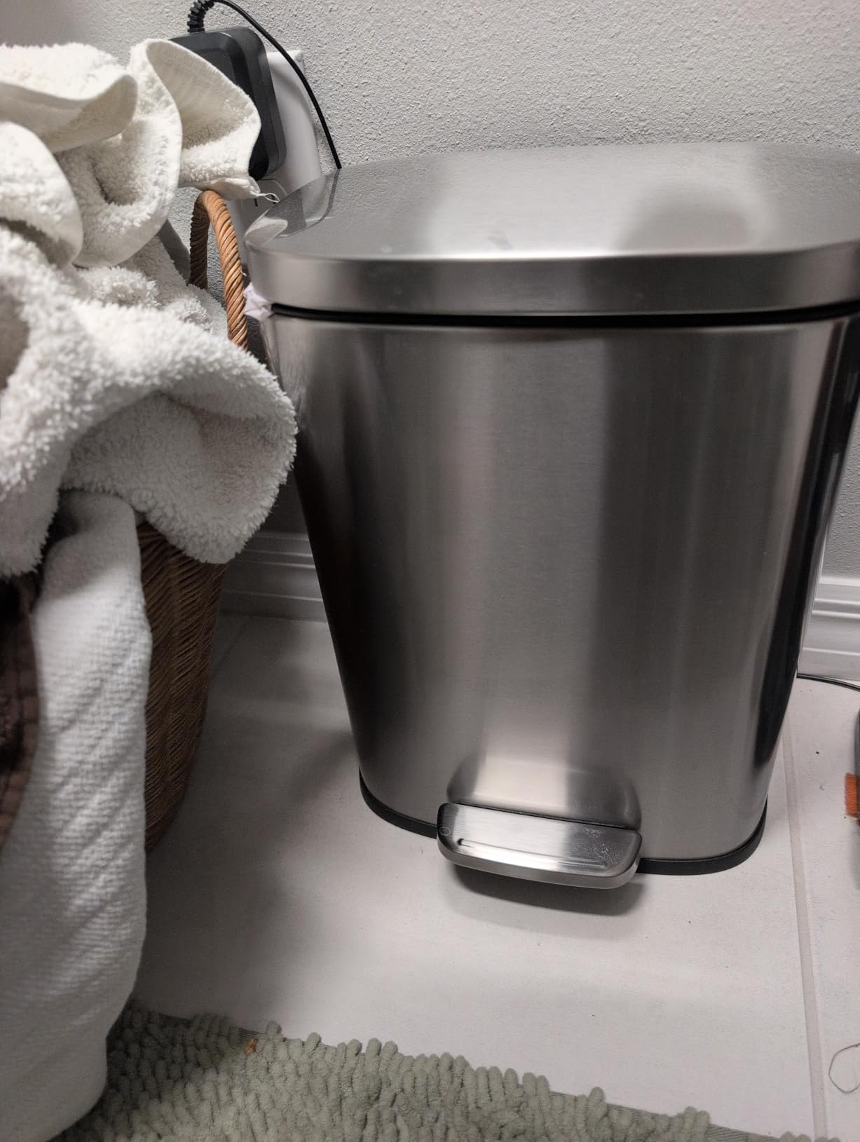 Amazon Basics Smudge Resistant Rectangular Trash Can with Soft-Close Lid, Foot Pedal, Removable Inner Bucket, 50 Liter/13.2 Gallon, Brushed Stainless Steel customer photo 1