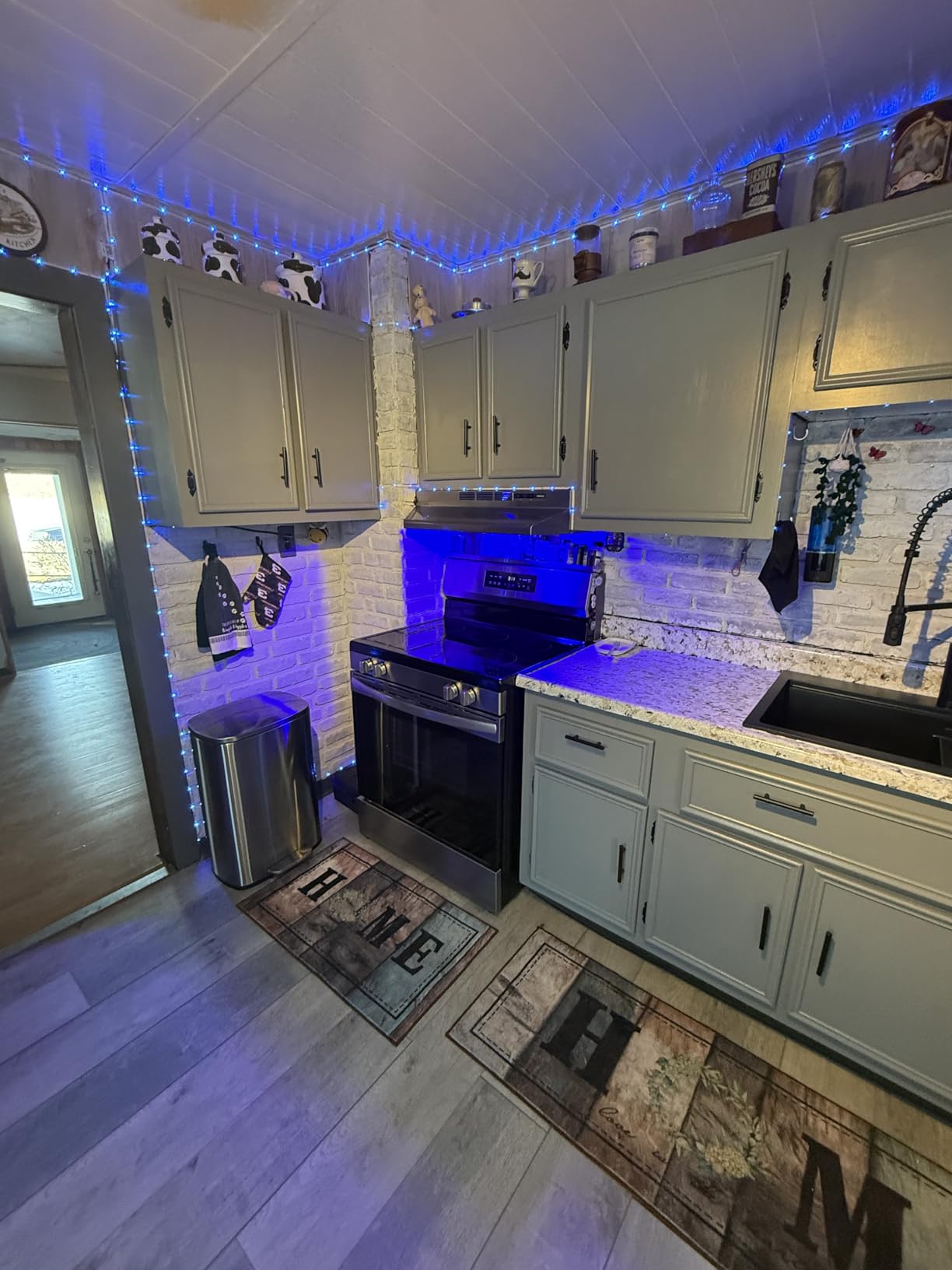 Amazon Basics Smudge Resistant Rectangular Trash Can with Soft-Close Lid, Foot Pedal, Removable Inner Bucket, 50 Liter/13.2 Gallon, Brushed Stainless Steel customer photo 2