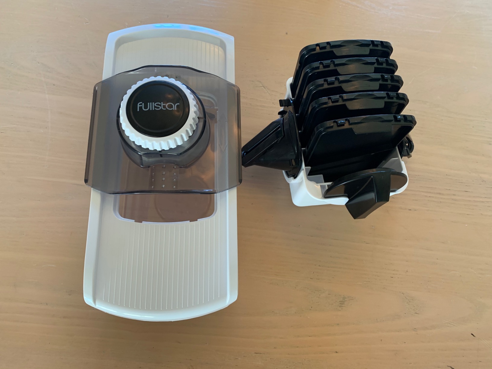 Fullstar Mandoline Slicer for Kitchen, Fruit Cutter, Cheese Grater, Cucumber Slicer, Veggie Spiralizer, Food Cutter & Kitchen Gadgets & Gifts with Safety Glove (6 in 1, White) customer photo 2