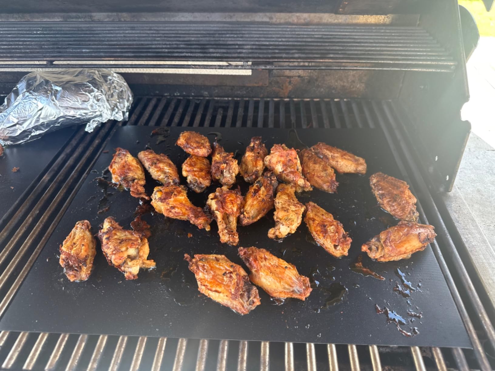 Grill Mats for Outdoor Grill, Dailyart Grill Mats Non Stick Set of 5 BBQ Grill Mat Baking Mats Teflon BBQ Grilling Accessories Reusable,Works on Gas, Charcoal, Electric Grill 15.75 x 13-Inch, Black customer photo 1