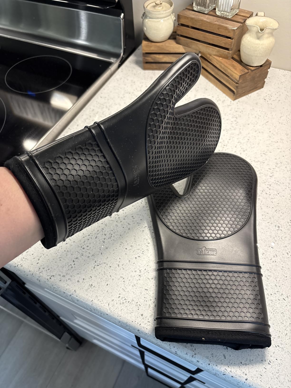 GORILLA GRIP BPA-Free Soft Silicone Oven Mitts, 550F Heat Resistant Waterproof Cooking Safety Gloves, Thick Cotton Lining, Flexible Gripping for BBQ Grilling, Kitchen Potholders Set, 12.5x8.3, Black customer photo 2