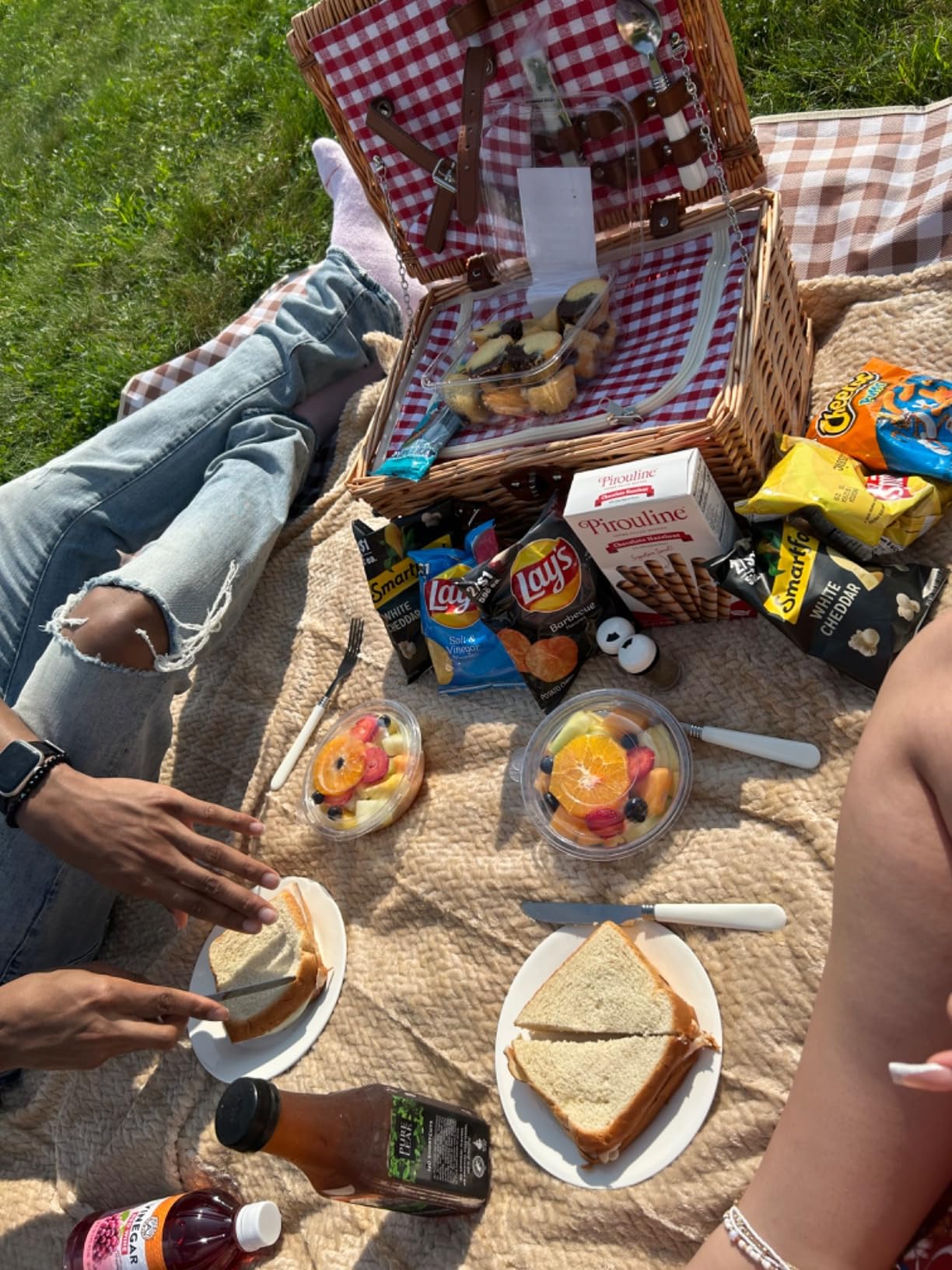 ZORMY Wicker Picnic Basket for 2 Person, Willow Hamper Basket Sets with Insulated Compartment, Classical Red Check customer photo 2