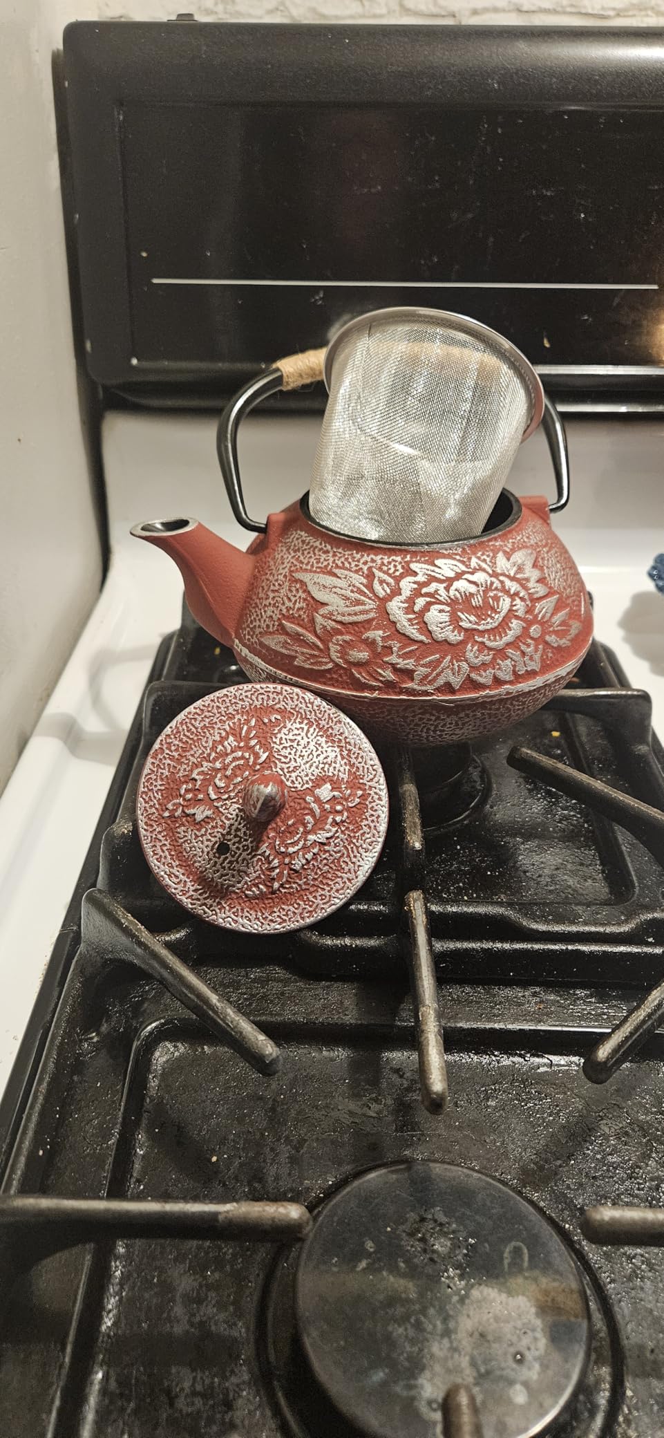 Juvale Japanese Cast Iron Teapot with Infuser - Red, 27 oz (800 ml), 3-Pc Teapot Set - Stovetop Kettle for Loose Leaf Brewing - Removable Stainless Steel Infuser & Trivet Included customer photo 2