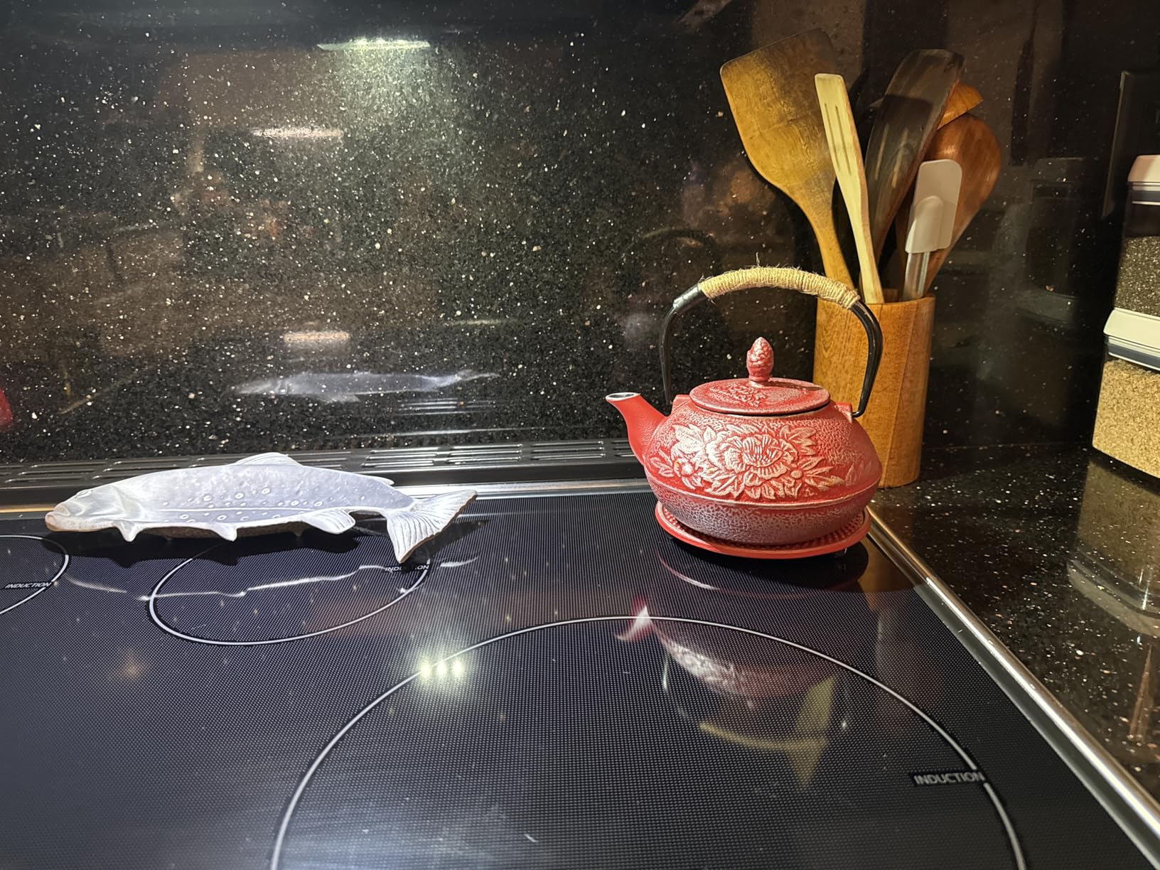 Juvale Stovetop Cast Iron Tea Kettle with Infuser - Superior Heat Retention Loose Leaf Tea Pot - Built-in Teapot with Strainer - Includes Trivet & Infuser Kettle - White, 27 Oz (800 ml) customer photo 1