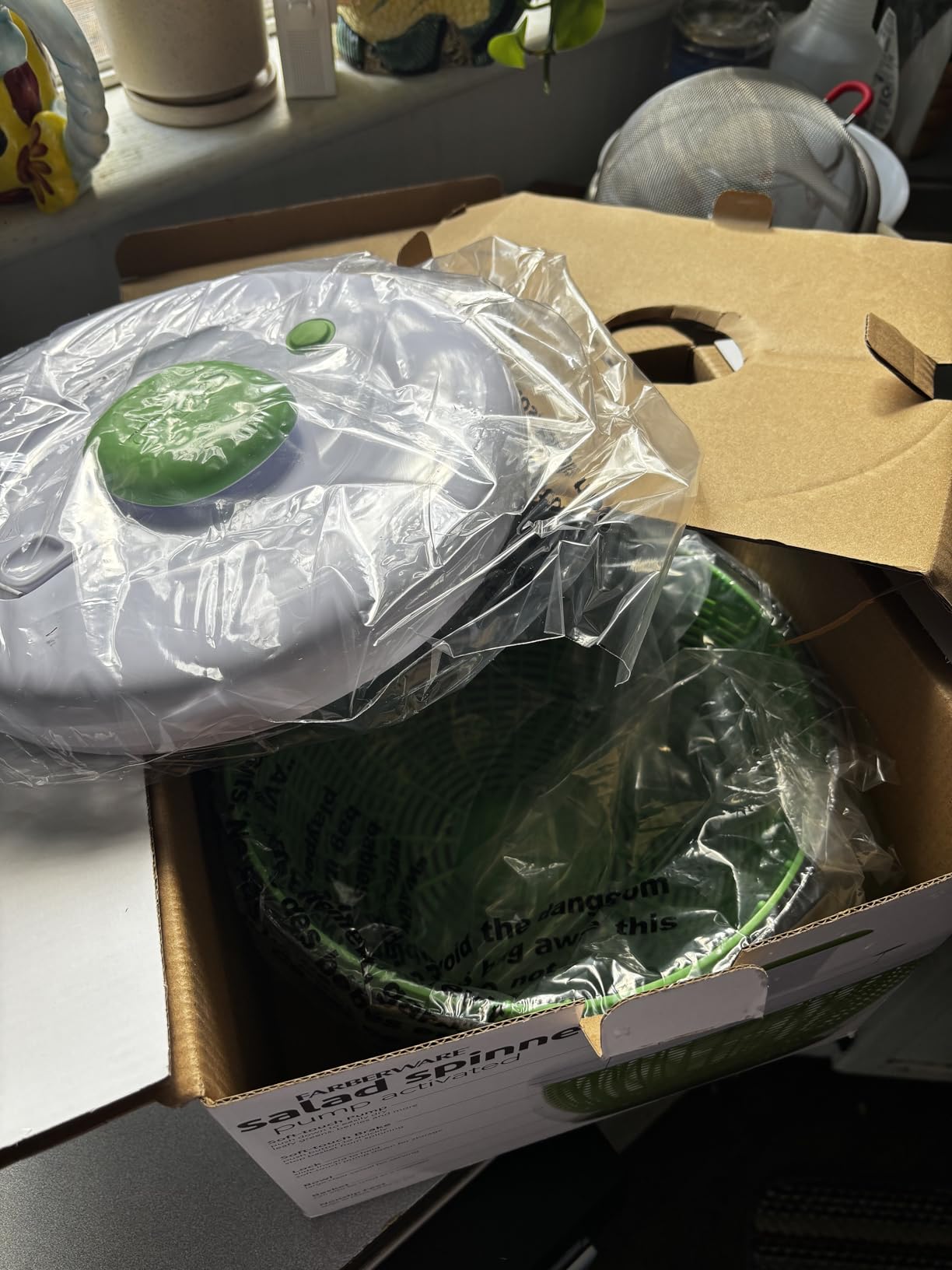 Farberware Easy to use pro Pump Spinner with Bowl, Colander and Built in draining System for Fresh, Crisp, Clean Salad and Produce, 6.6 quart, Green customer photo 1