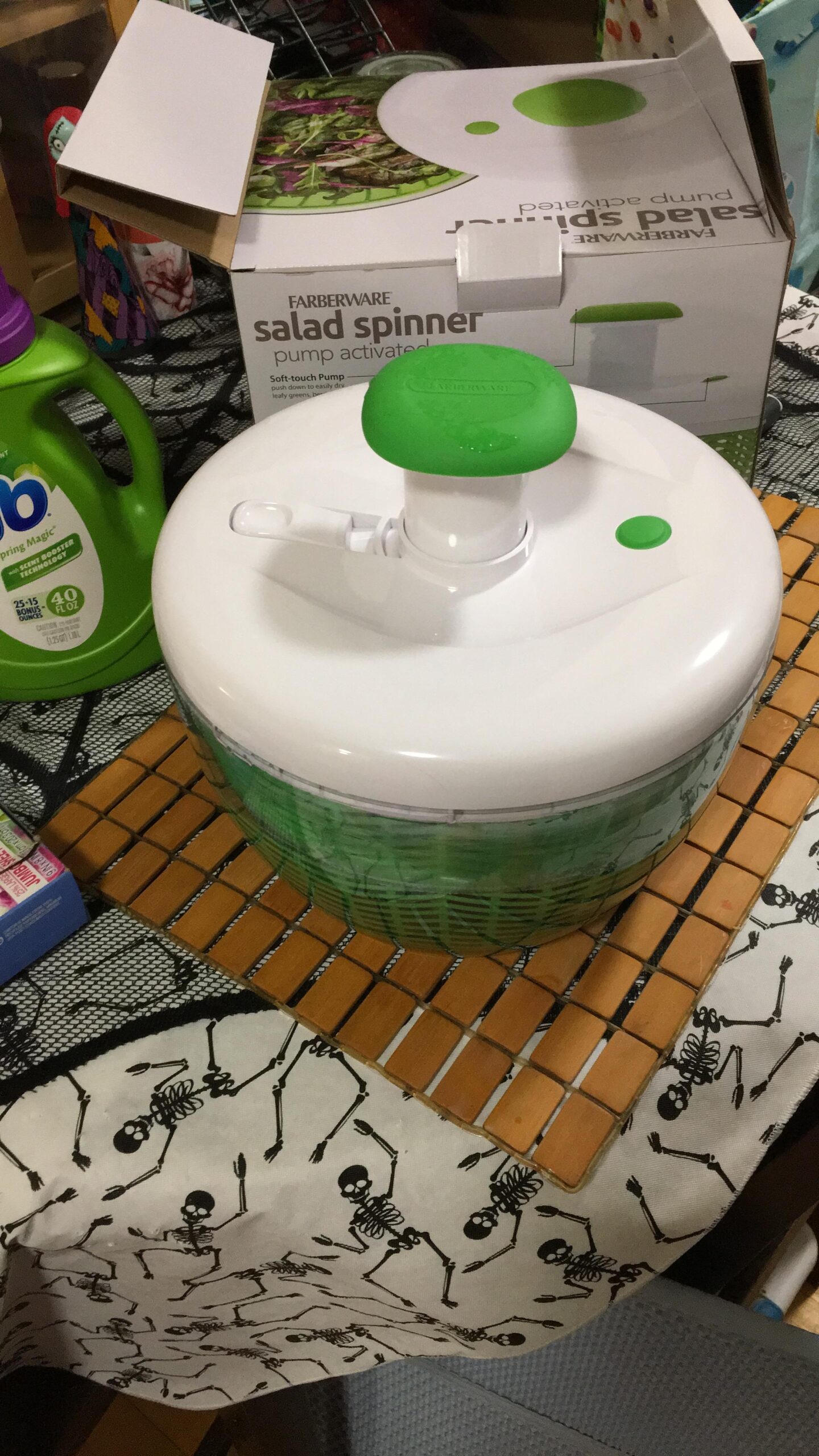 Farberware Easy to use pro Pump Spinner with Bowl, Colander and Built in draining System for Fresh, Crisp, Clean Salad and Produce, 6.6 quart, Green customer photo 2