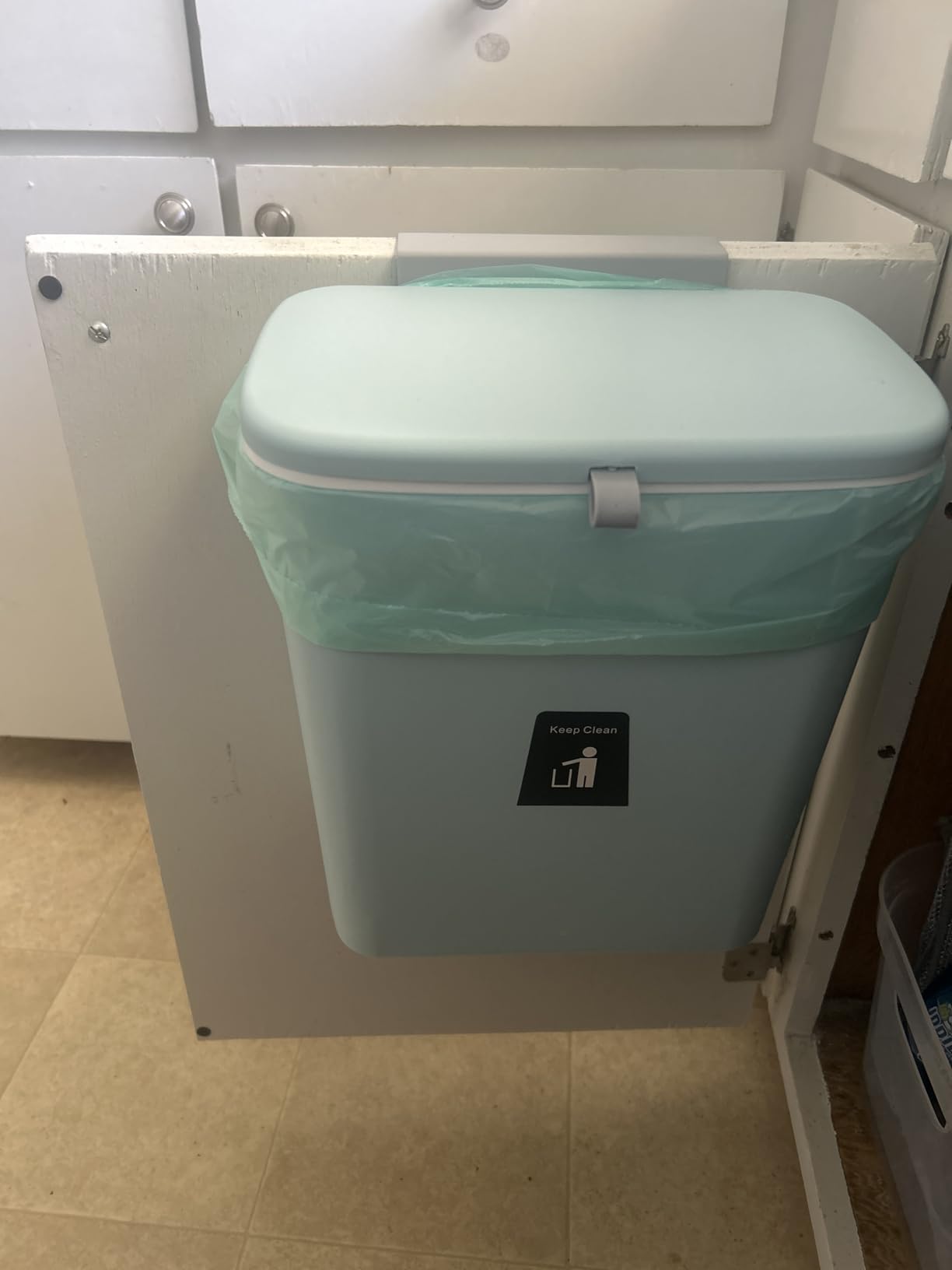 Tiyafuro 2.4 Gallon Kitchen Compost Bin for Counter Top or Under Sink, Hanging Small Trash Can with Lid for Cupboard/Bathroom/Bedroom/Office/Camping, Mountable Indoor Compost Bucket, Gray customer photo 1