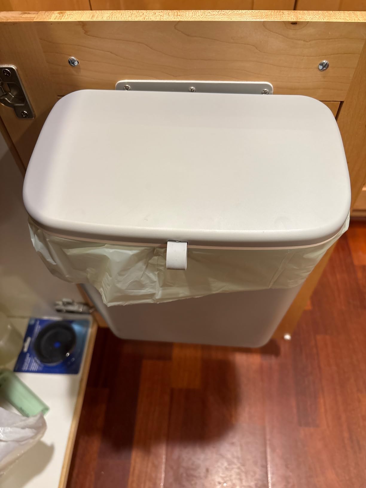 Tiyafuro 2.4 Gallon Kitchen Compost Bin for Counter Top or Under Sink, Hanging Small Trash Can with Lid for Cupboard/Bathroom/Bedroom/Office/Camping, Mountable Indoor Compost Bucket, Gray customer photo 2