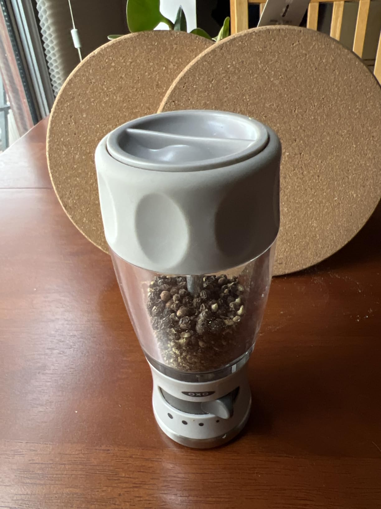 OXO Good Grips Contoured Mess-Free Pepper Grinder, Adjustable Ceramic Grinder with Five Settings, Black Pepper Mill for Home and Kitchen, Spice Tool and Kitchen Gadget customer photo 1