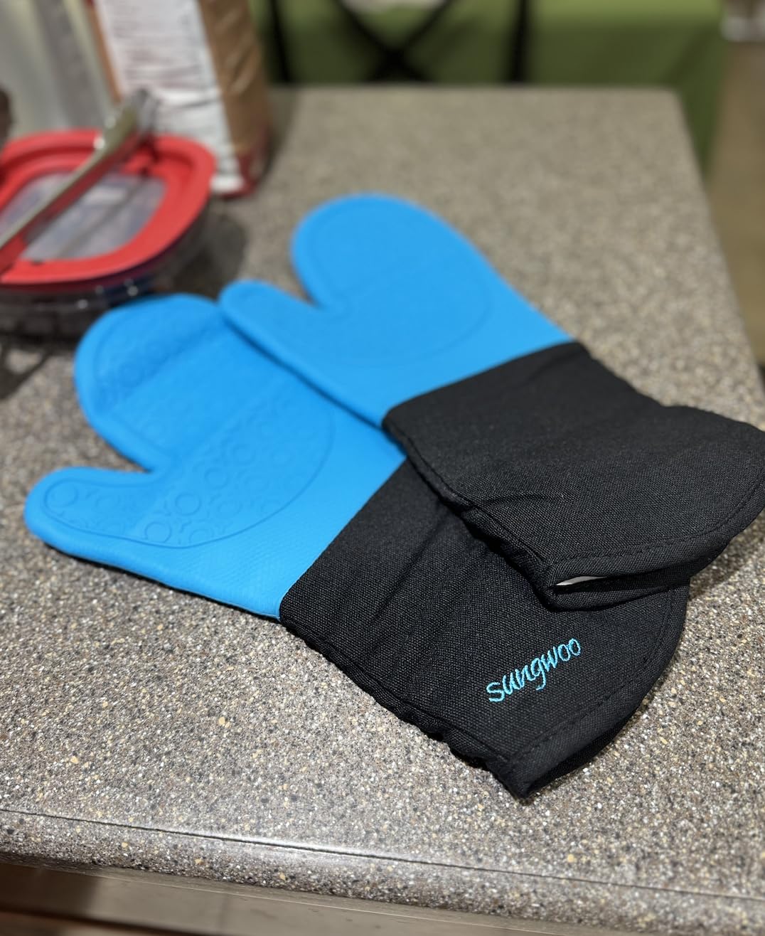sungwoo Extra Long Silicone Oven Mitts, Heat Resistant Oven Gloves with Quilted Liner Non-Slip Textured Grip Perfect for BBQ, Baking, Cooking and Grilling - 1 Pair 14.6 Inch Black customer photo 2