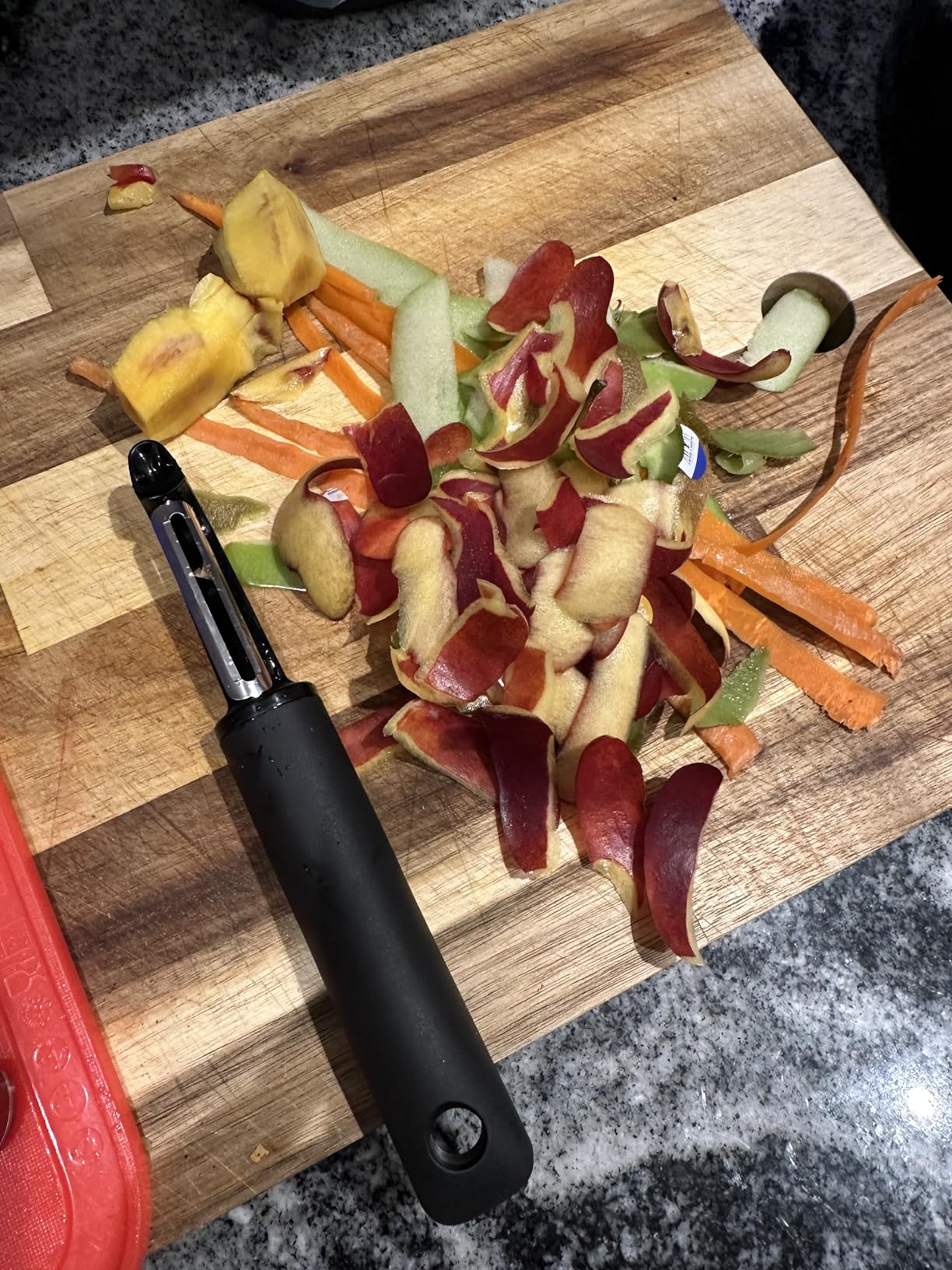 GORILLA GRIP Patented BPA-Free Vegetable Peeler, Extra Sharp Swivel Stainless Steel Blades with Guard, Comfortable Soft Handle, Easily Peel Carrots or Fruit, Potato Eye Remover, Washer Safe, Black customer photo 1