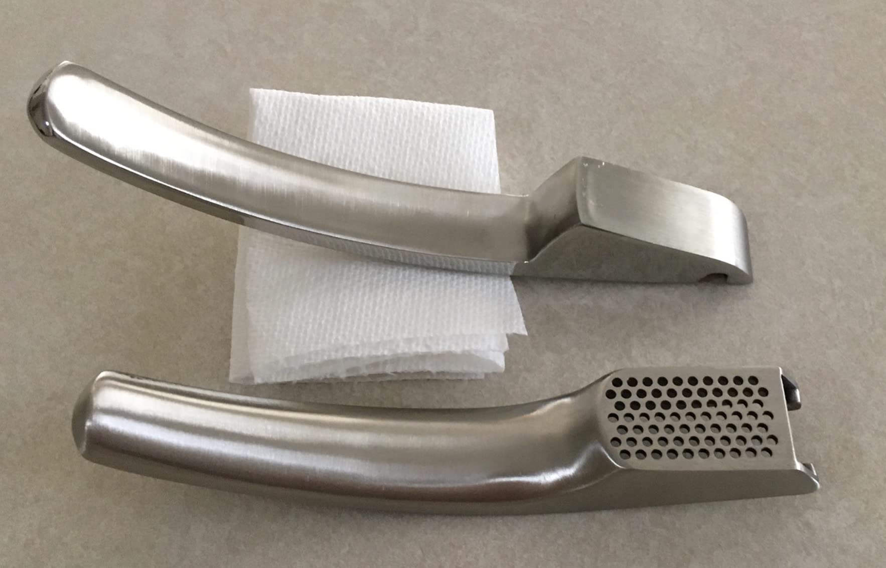 No Peeling Required Garlic Press Stainless Steel with Detachable Handle for Fine Mincing-Premium Garlic Mincer Tool, Rust-Proof, Easy to Clean, Dishwasher Safe Garlic Crusher with Lifetime Replacement customer photo 1