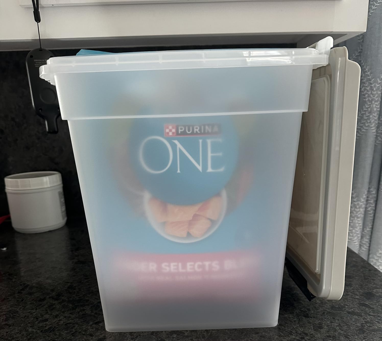 IRIS USA Airtight Dog Food Storage Container, Up to 30 lbs, Attachable Wheels, for Dog Cat Bird and other Pet Food Storage Bin customer photo 1