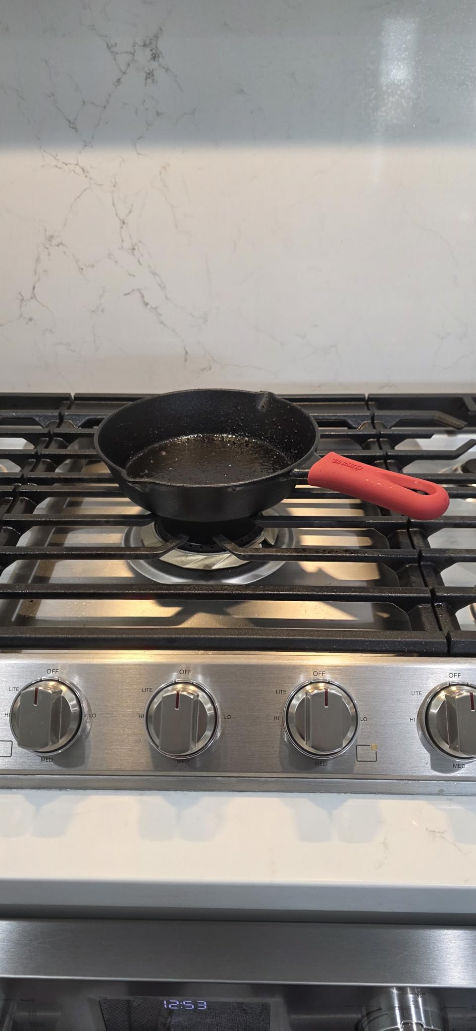 Cuisinel Cast Iron Skillet with Lid - 12-inch Pre-Seasoned Covered Frying Pan Set + Silicone Handle & Lid Holders + Scraper/Cleaner - Indoor/Outdoor, Oven, Stovetop, Camping Fire, Grill Safe Cookware customer photo 1