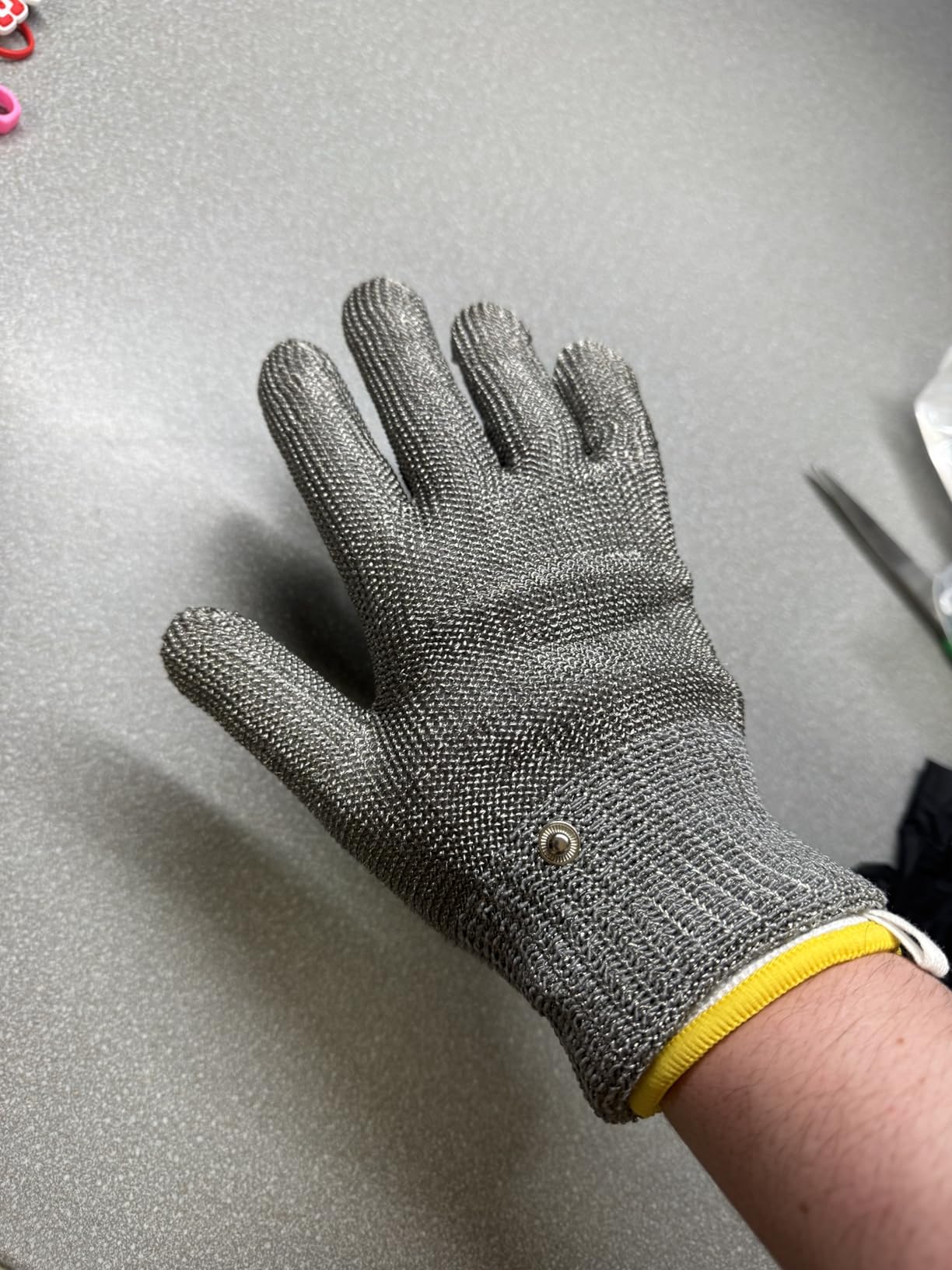 Dowellife ANSI A9 Cut Resistant Glove Food Grade, Stainless Steel Mesh Metal Knife Cutting Glove for Butcher Oyster Shucking Kitchen Mandoline Chef Slicing Fish Fillet (Medium) customer photo 1