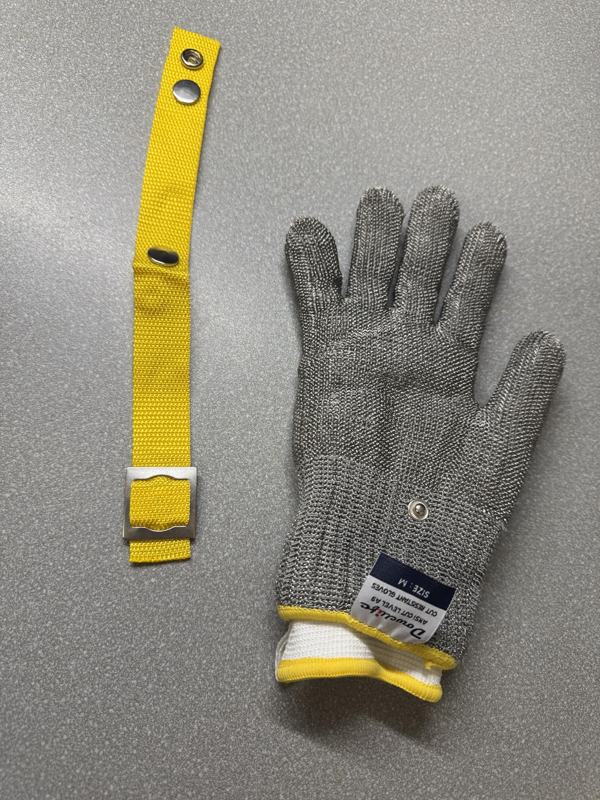 Dowellife ANSI A9 Cut Resistant Glove Food Grade, Stainless Steel Mesh Metal Knife Cutting Glove for Butcher Oyster Shucking Kitchen Mandoline Chef Slicing Fish Fillet (Medium) customer photo 2