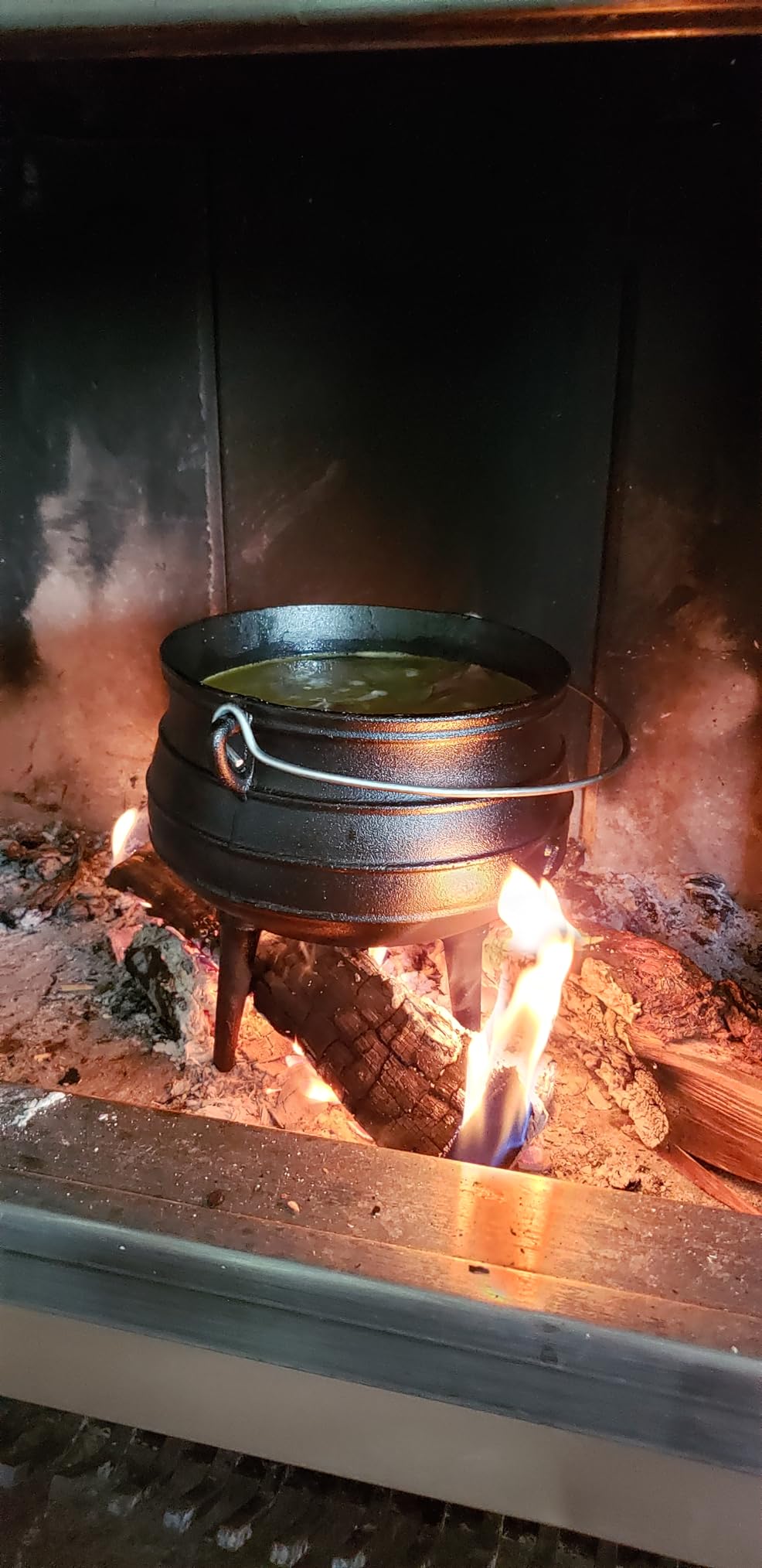 Bruntmor 12 Quart Cast Iron Dutch Oven Cauldron Pot - Camping Cookware with Lid - Pre-Seasoned Heavy-Duty Potjie for Stews, Soups, Braising, and Frying Over Fire Pit Grill or Camp Stove - Black customer photo 2