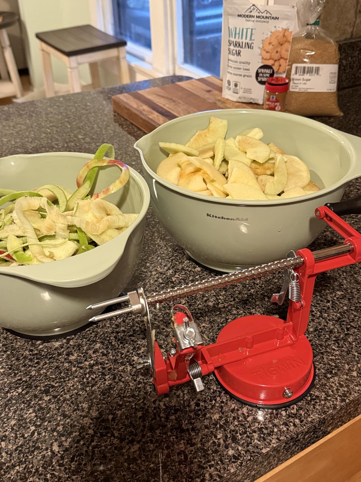 Apple Peeler Corer, Long lasting Chrome Cast Magnesium Alloy Apple Peeler Slicer Corer with Stainless Steel Blades and Powerful Suction Base for Apples and Potato(Red) customer photo 2
