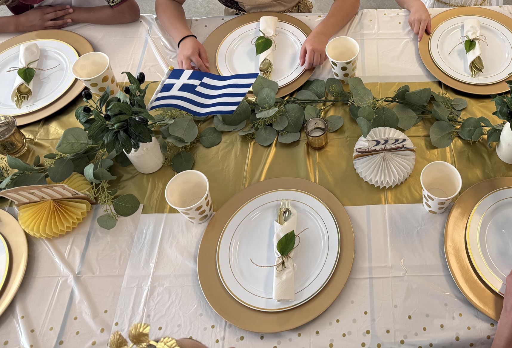 ZEAYEA 12 Pack Gold Charger Plates, 13 Inch Plastic Round Dinner Charger Plates for Wedding Party, Elegant Tabletop Decor customer photo 2